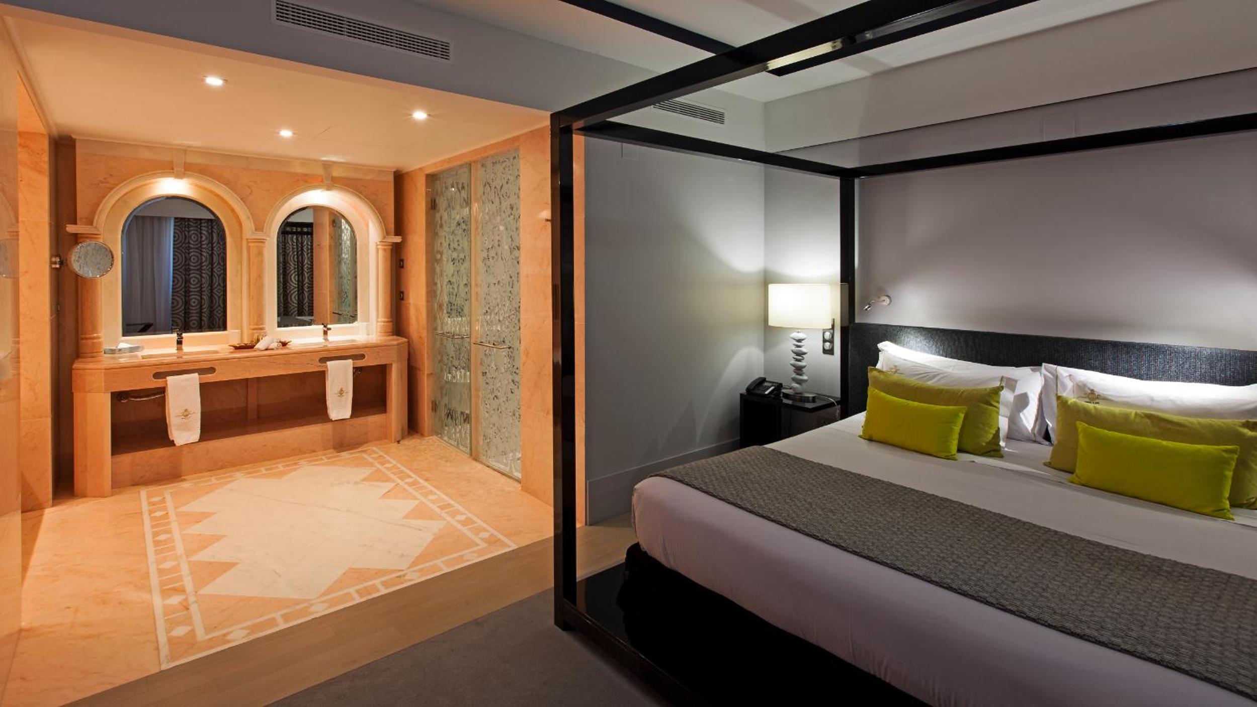 Family Suite (2 Adults + 2 Children)