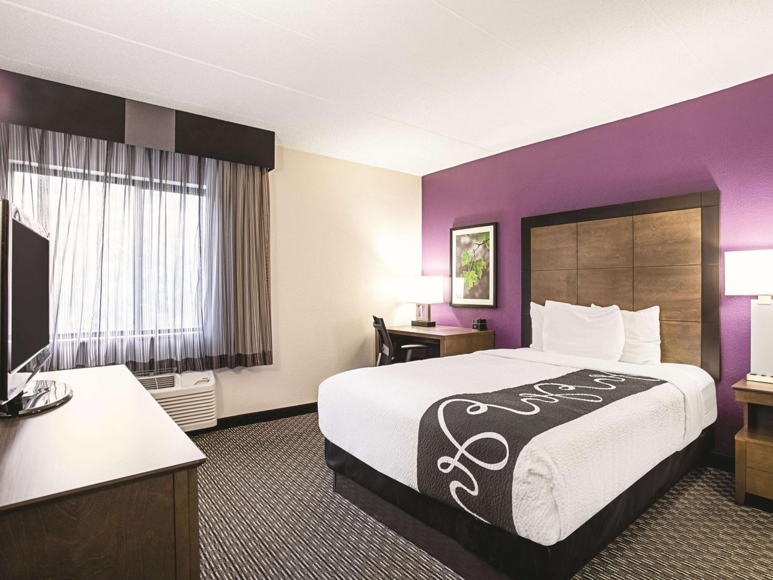 Standard Room 1 Queen Bed