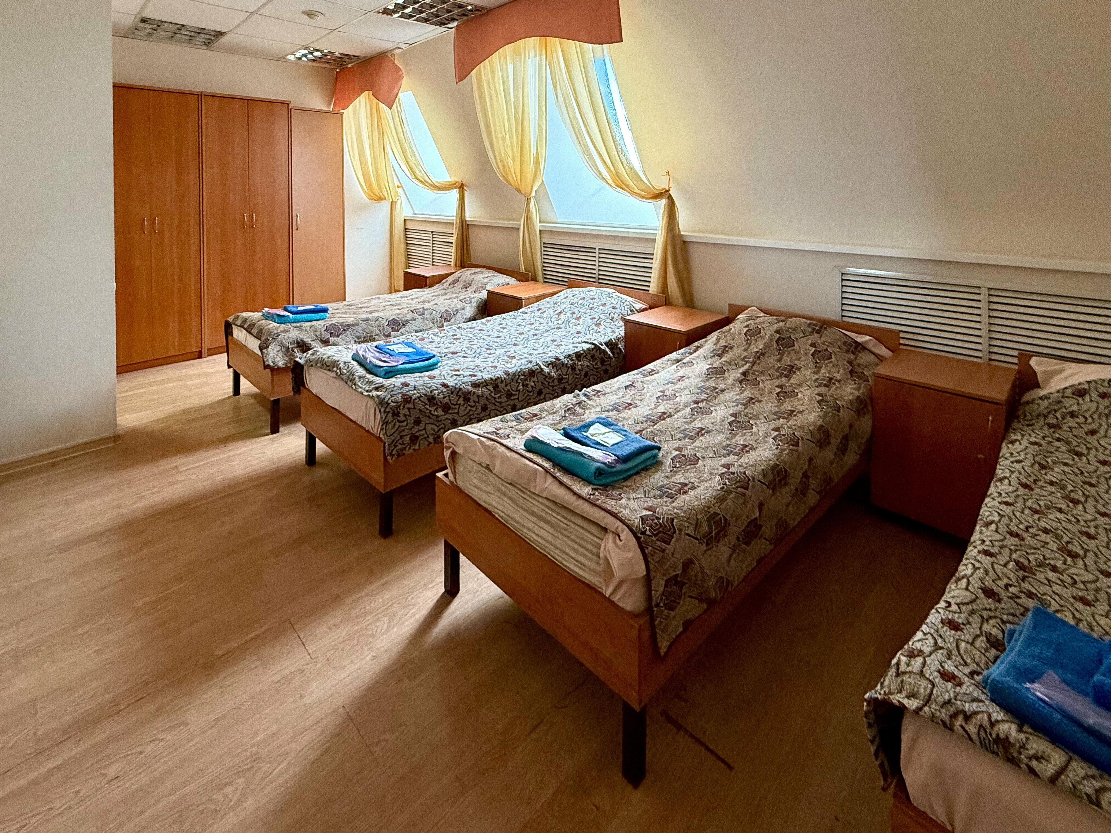 Четырехместный номер эконом-класса с общей ванной комнатой