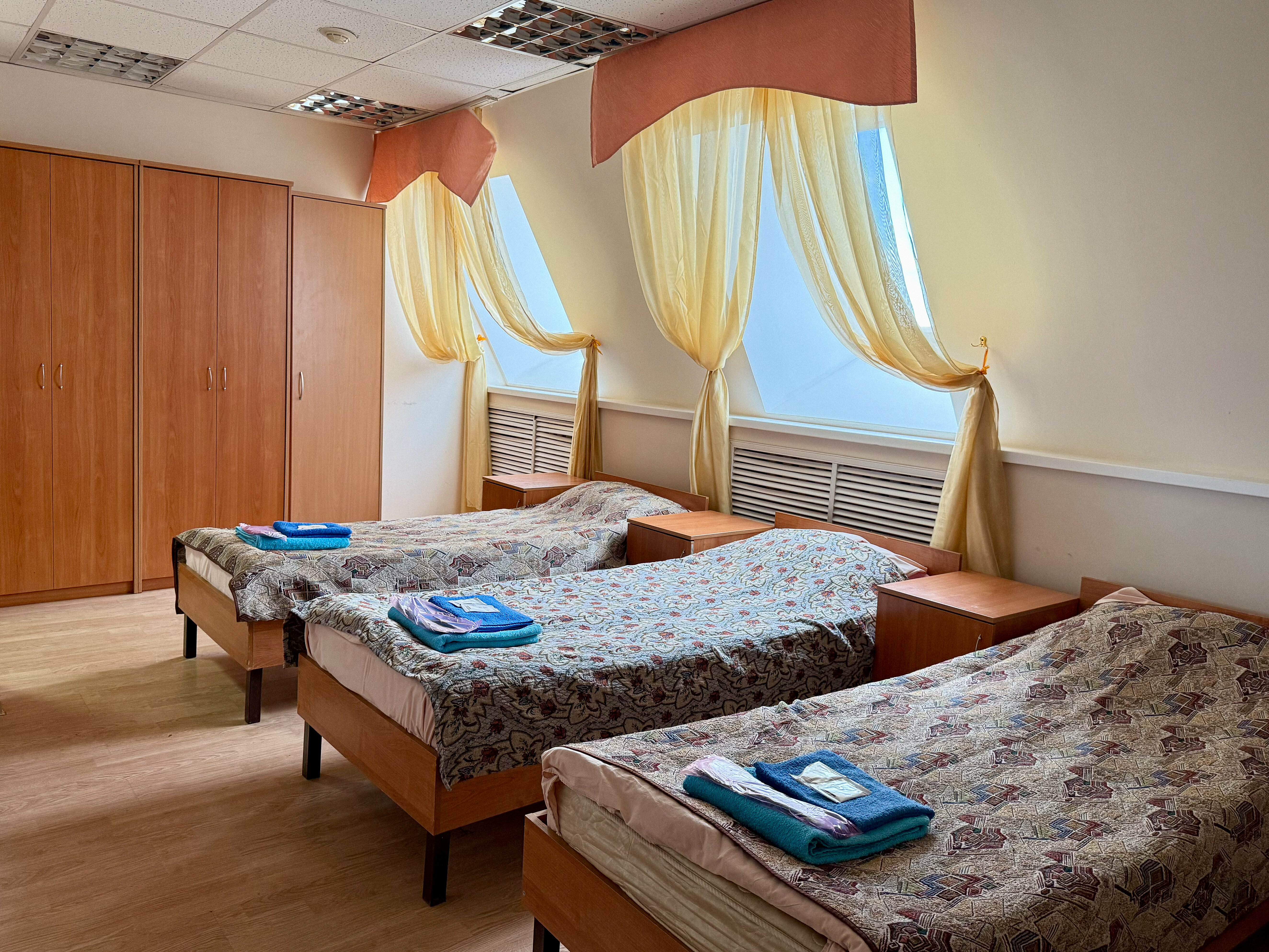 Четырехместный номер эконом-класса с общей ванной комнатой