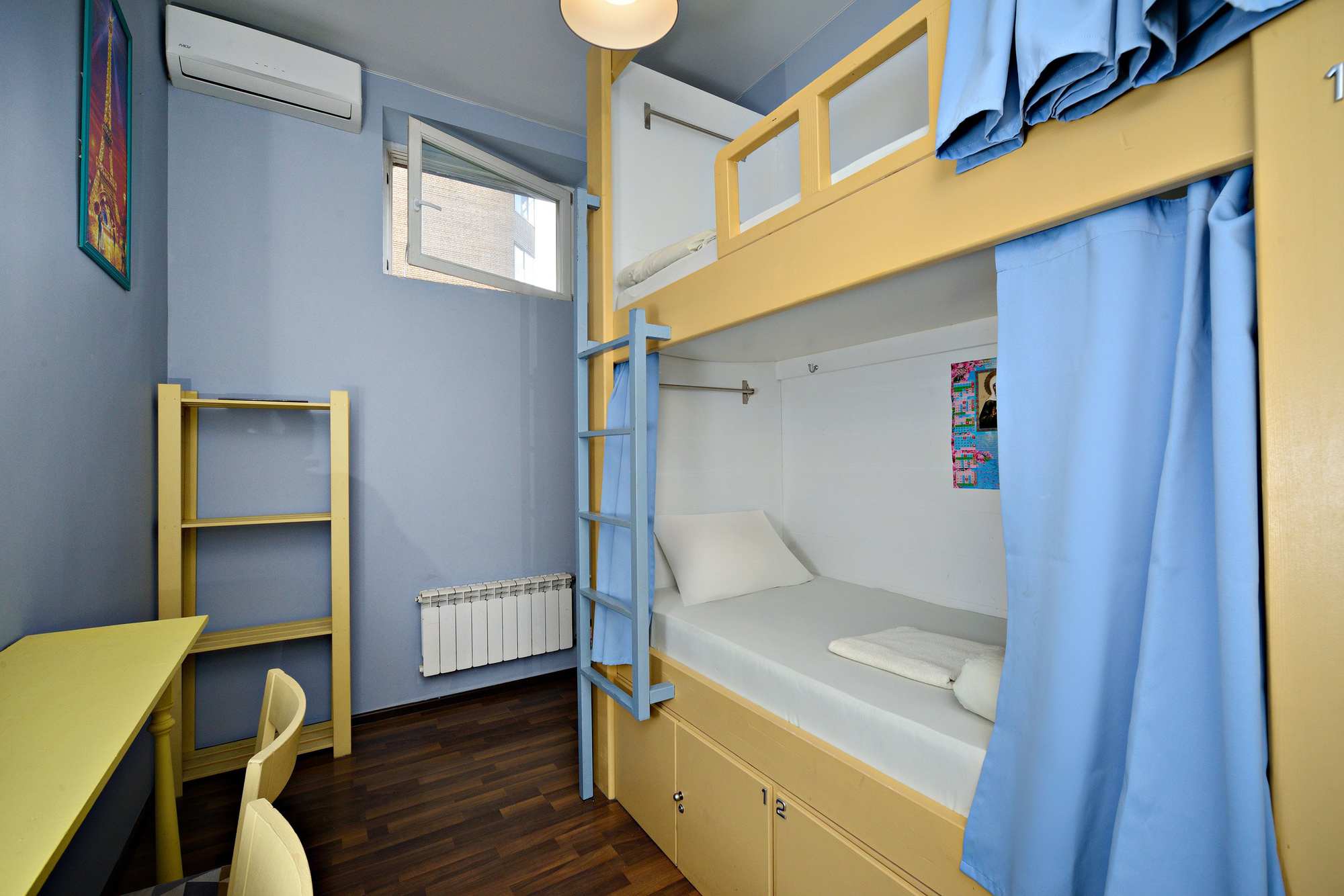 Кровать в общем 4-местном номере для мужчин и женщин