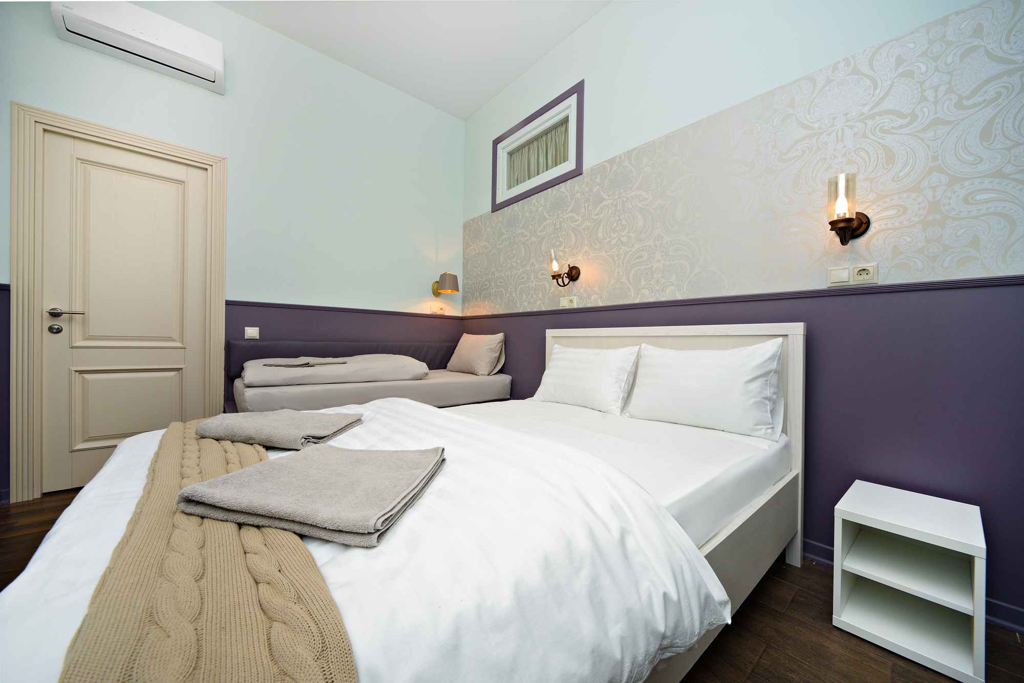 Семейный трёхместный люкс с душем и туалетной комнатой, с большой 2х местной и 1 месnной кроватями, без окна