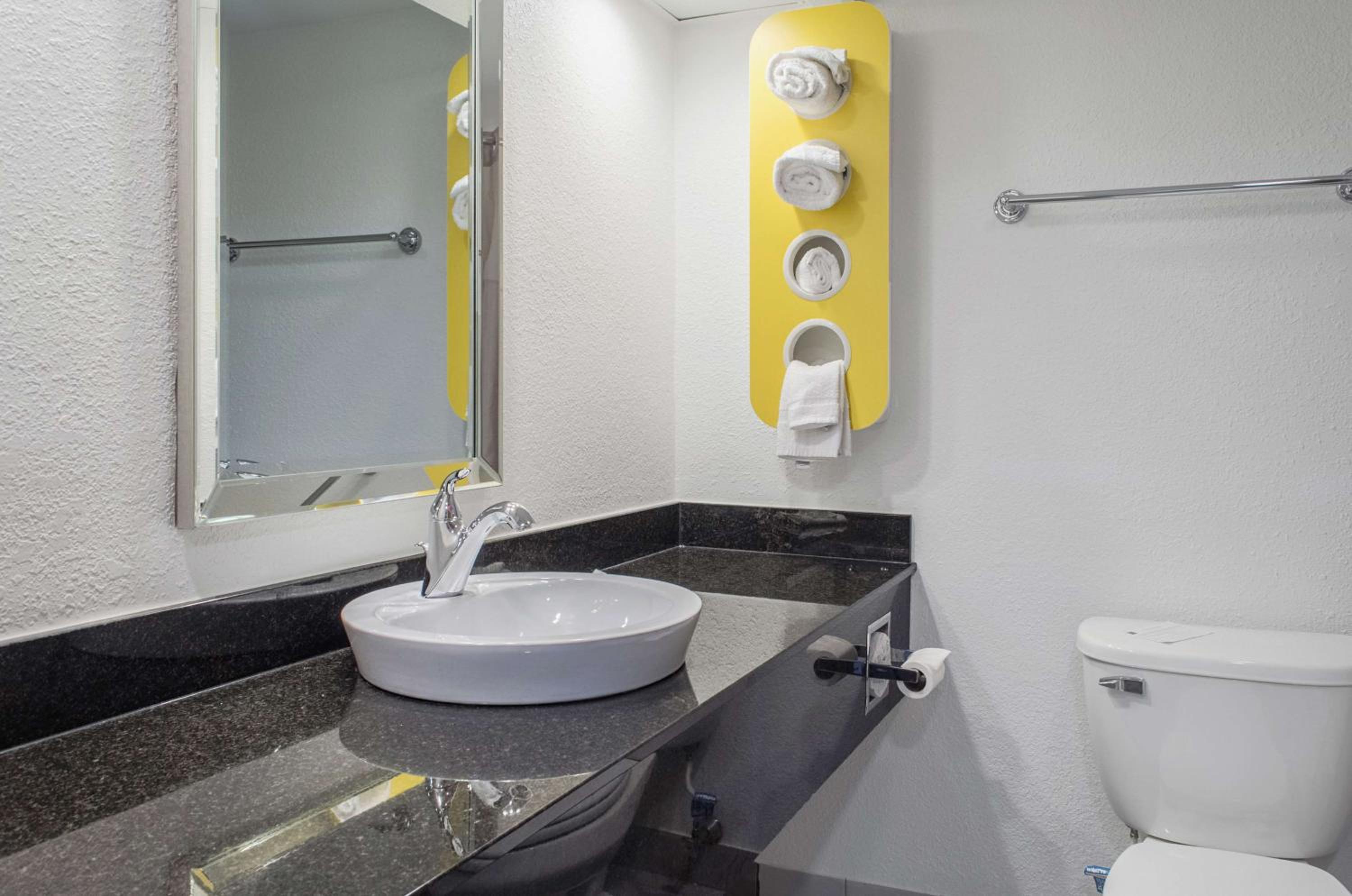 Queen Room - Disability Access - Non-Smoking