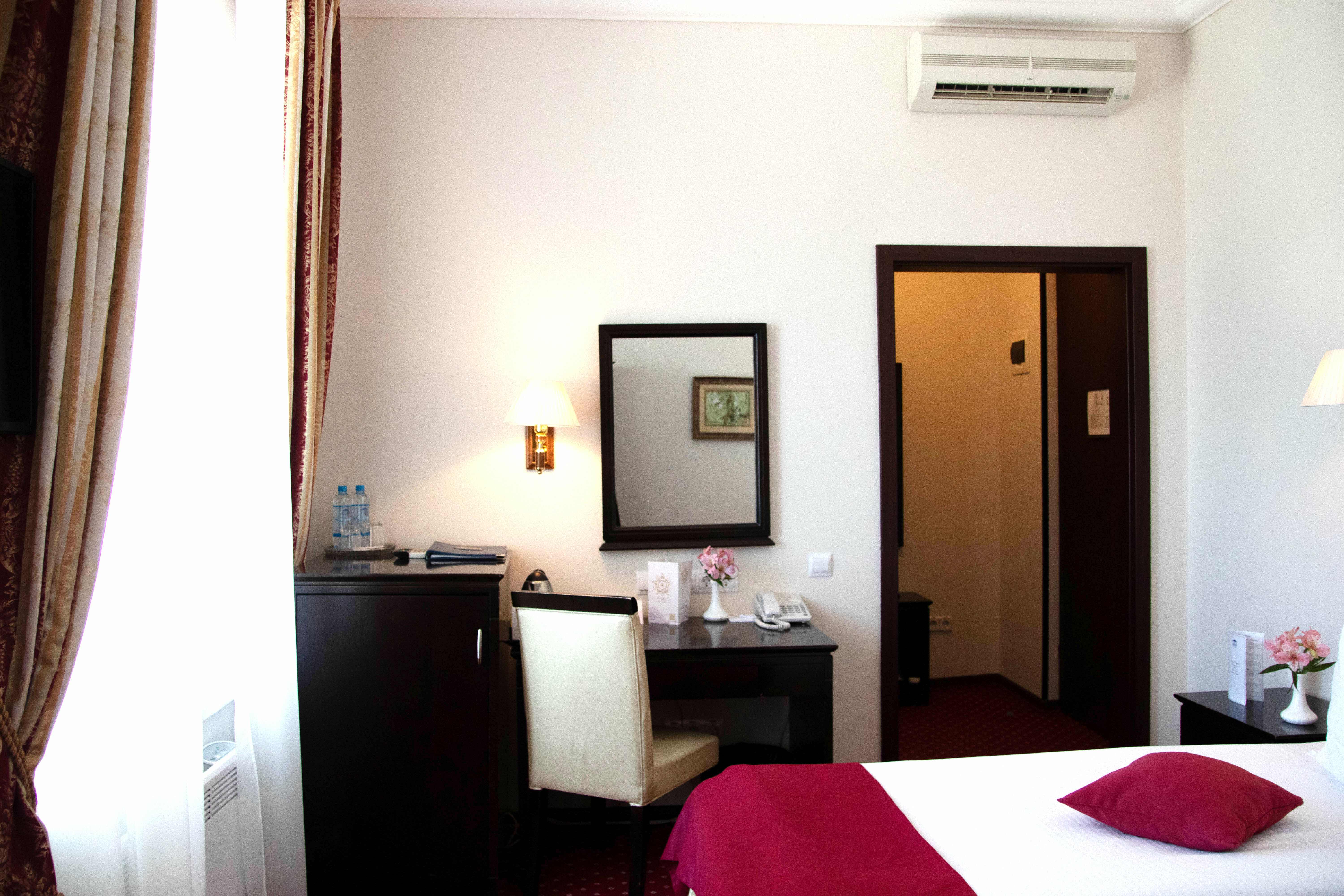 Двухместный стандарт с двумя односпальными кроватями с видом на театр и море