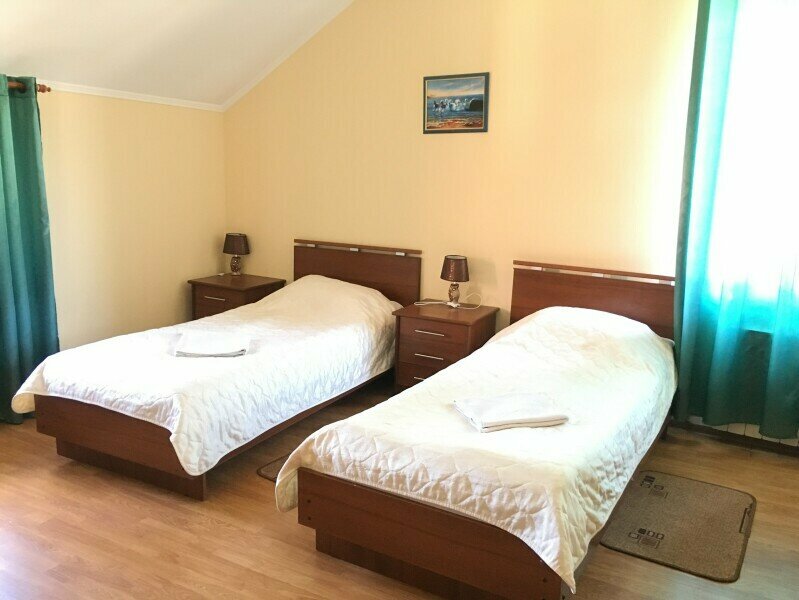 Двухместный номер с 2 отдельными кроватями и общей ванной комнатой