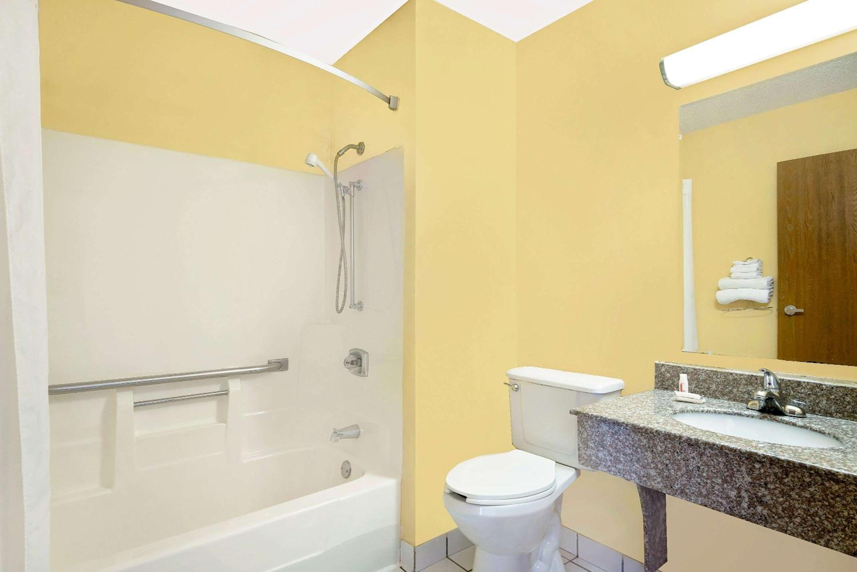 Queen Room - Disability Access/Non-Smoking