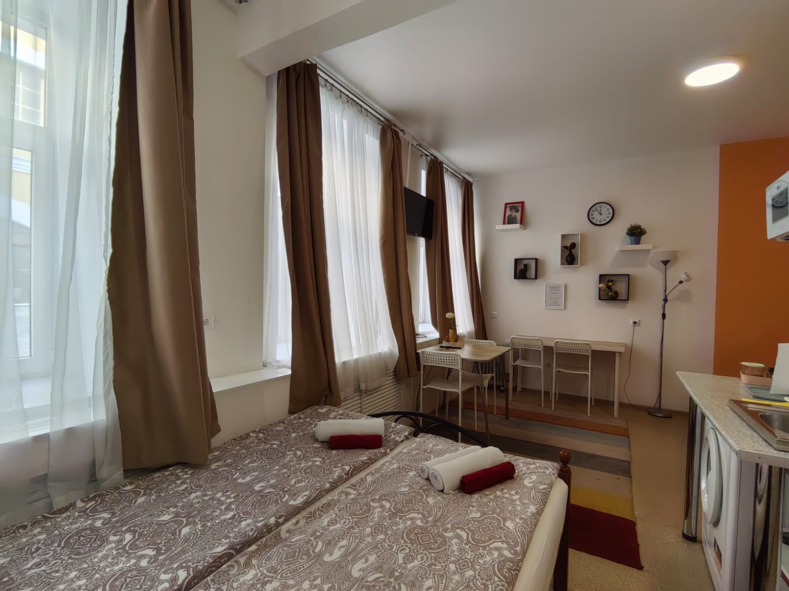 Апартаменты Студия "Ваш Питер". Бесконтактное размещение с возможностью хранения багажа.. До метро 350 метров