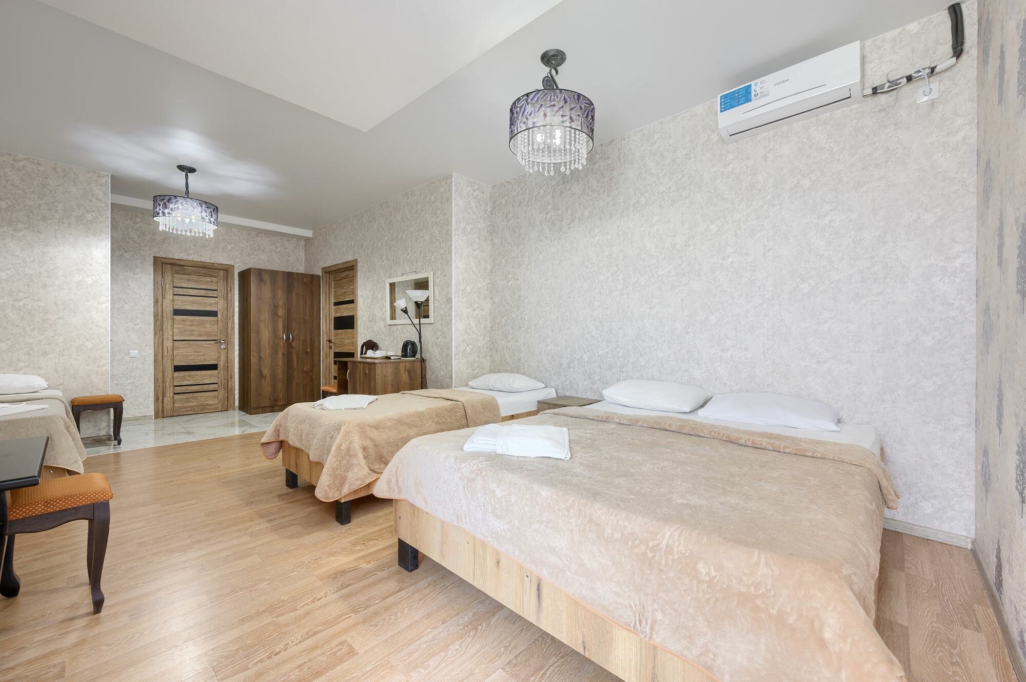 Семейный с двуспальной и двумя односпальными кроватями