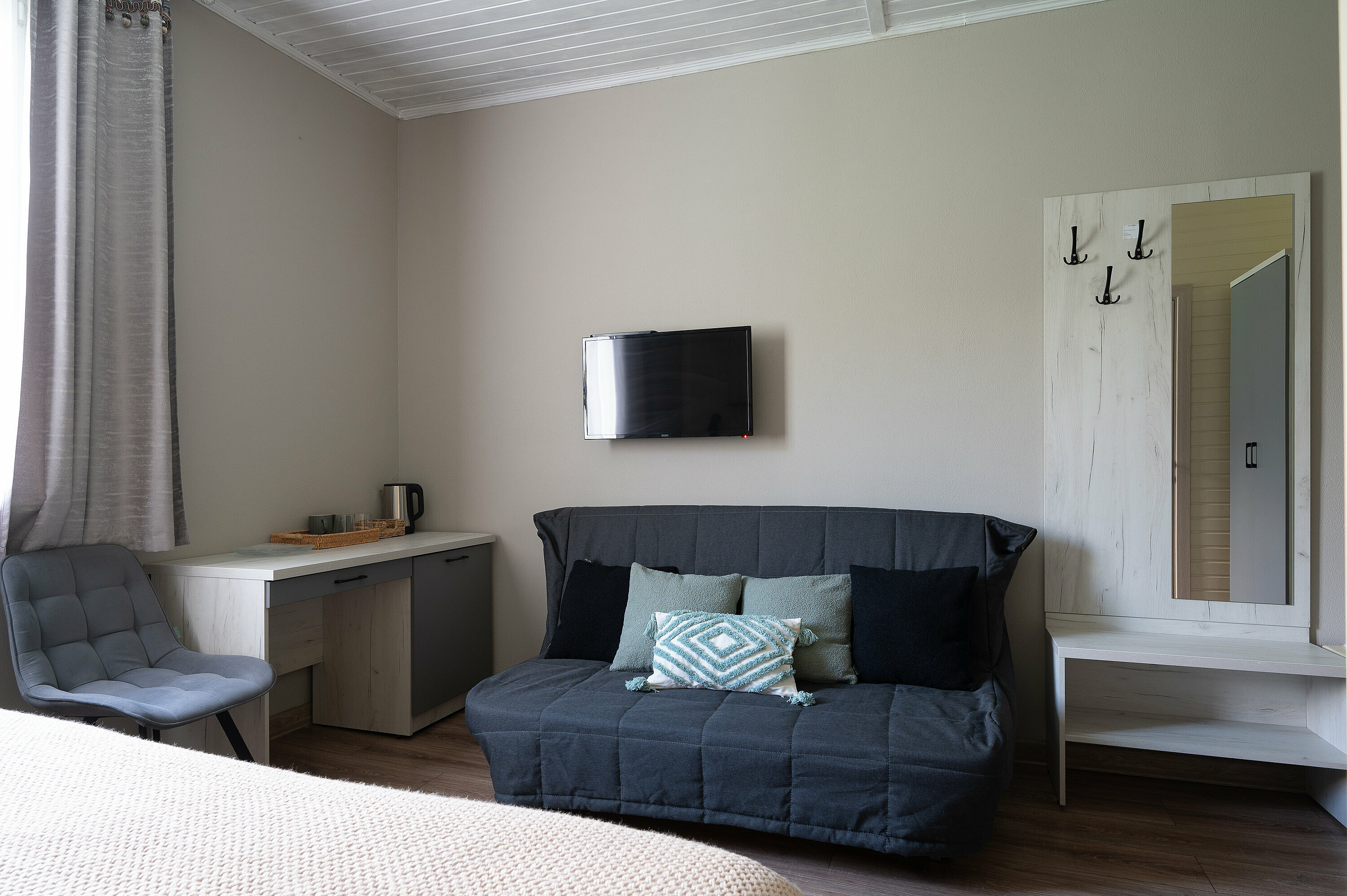 Делюкс с балконом , 2-х местный с двуспальным диваном.