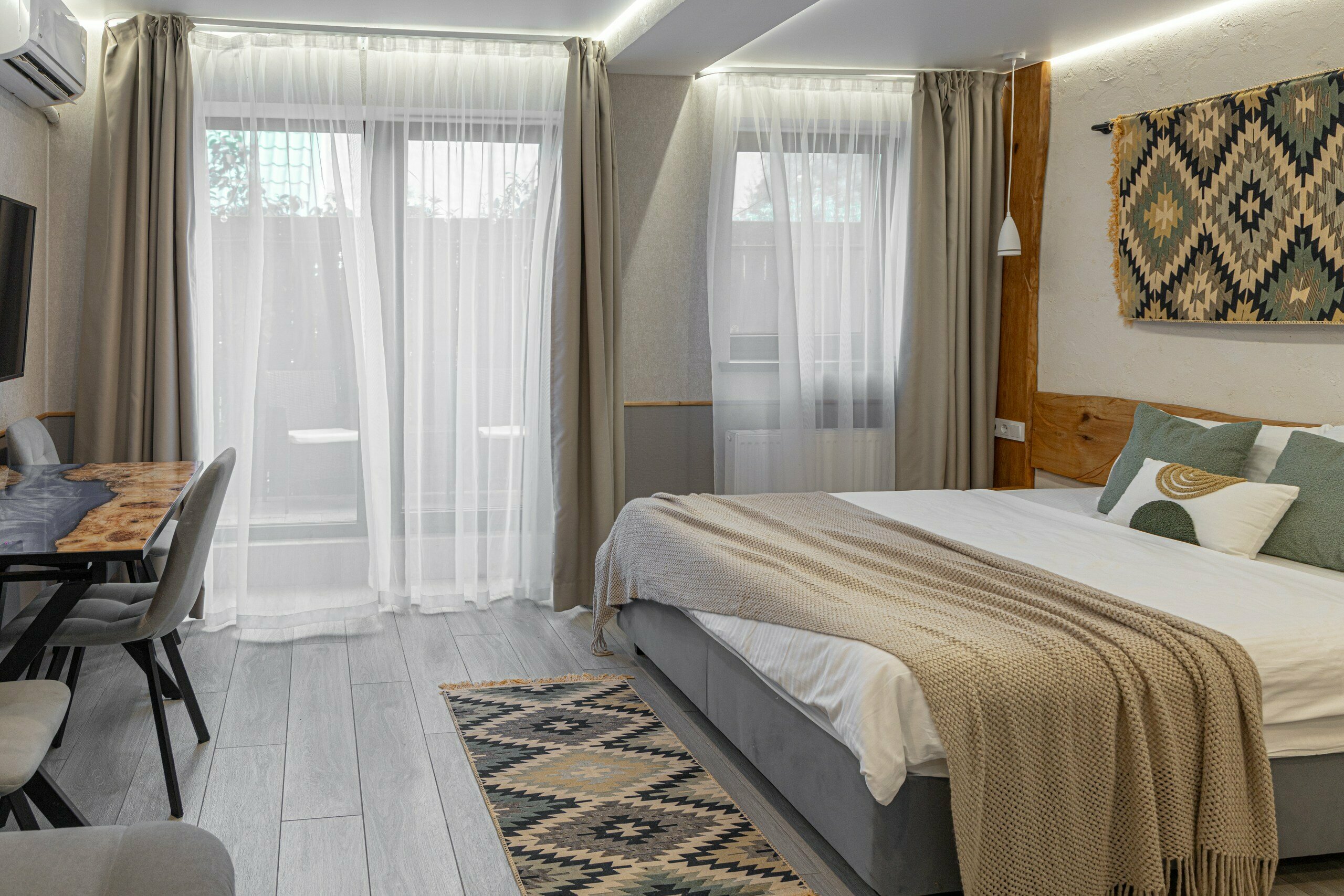 Люкс "Горы", 2-х местный с двуспальным диваном.