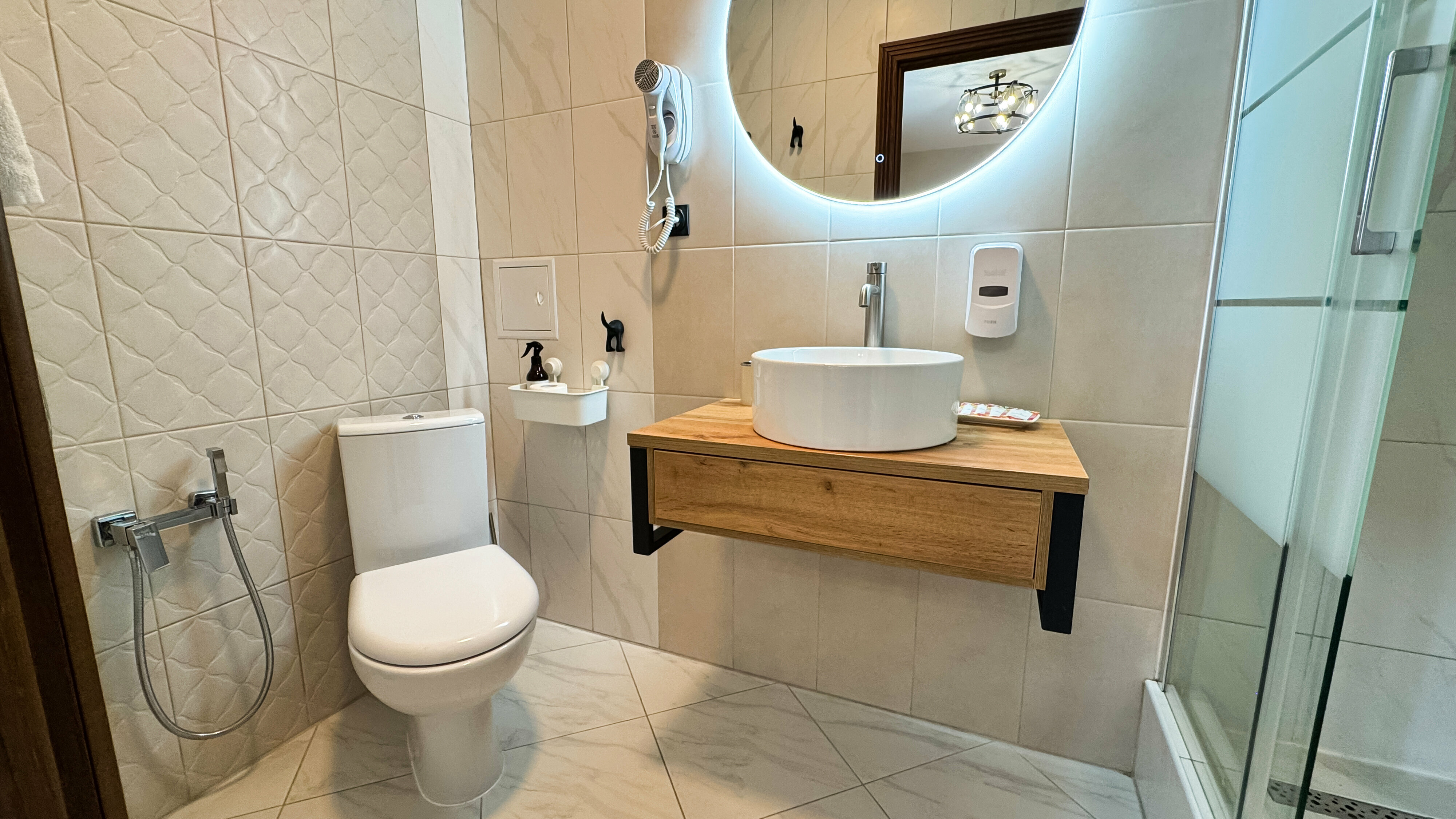 Трехместный номер с видом на горы