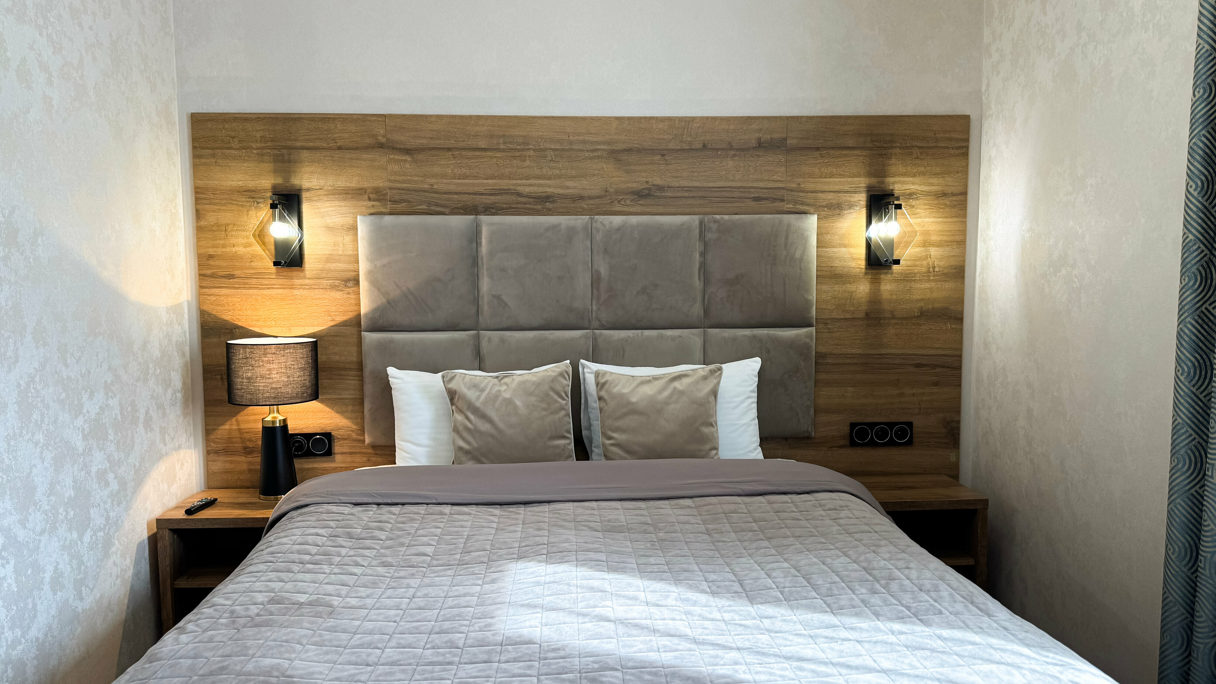 Трехместный номер с видом на горы