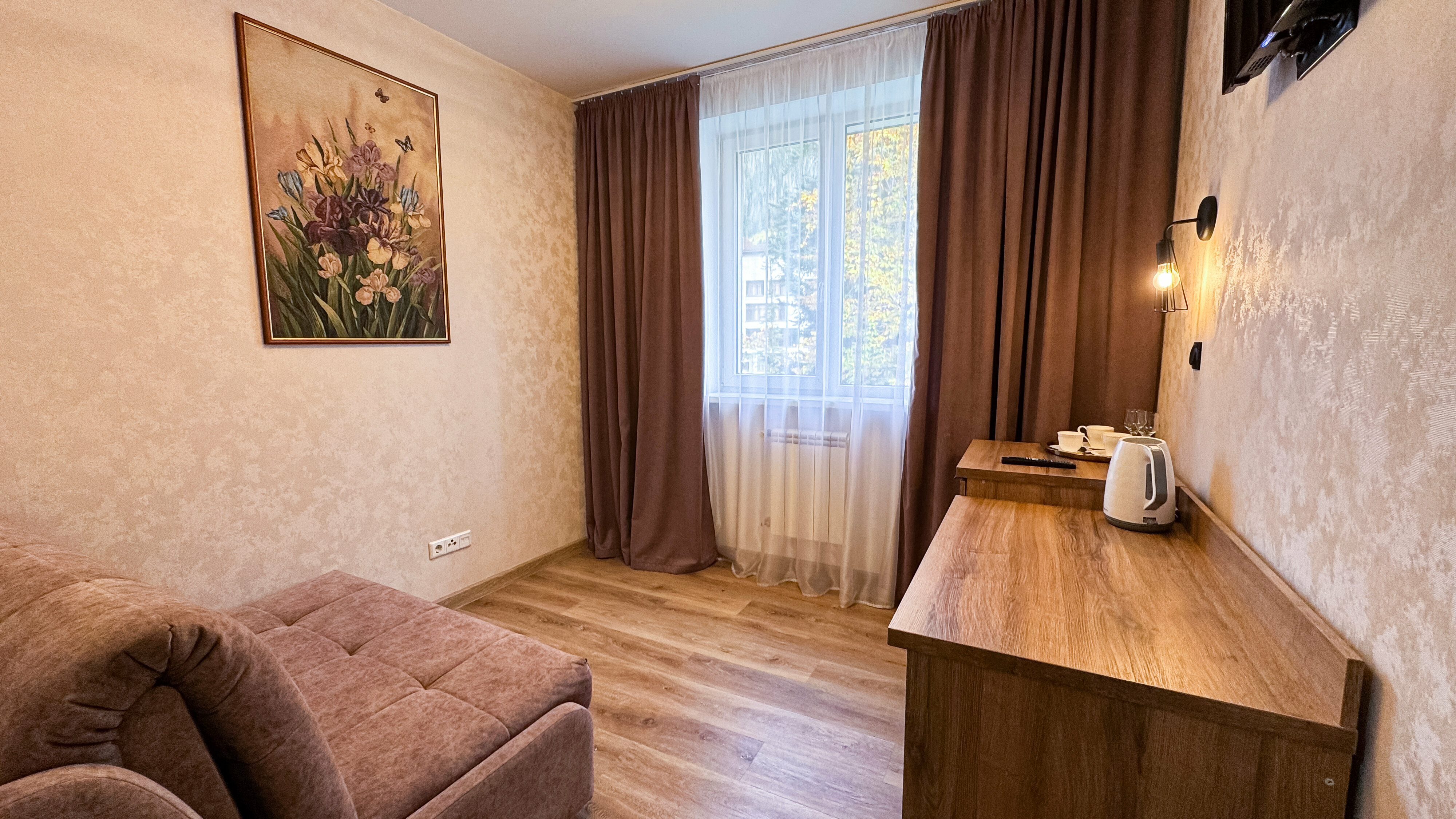 Трехместный номер с видом на горы