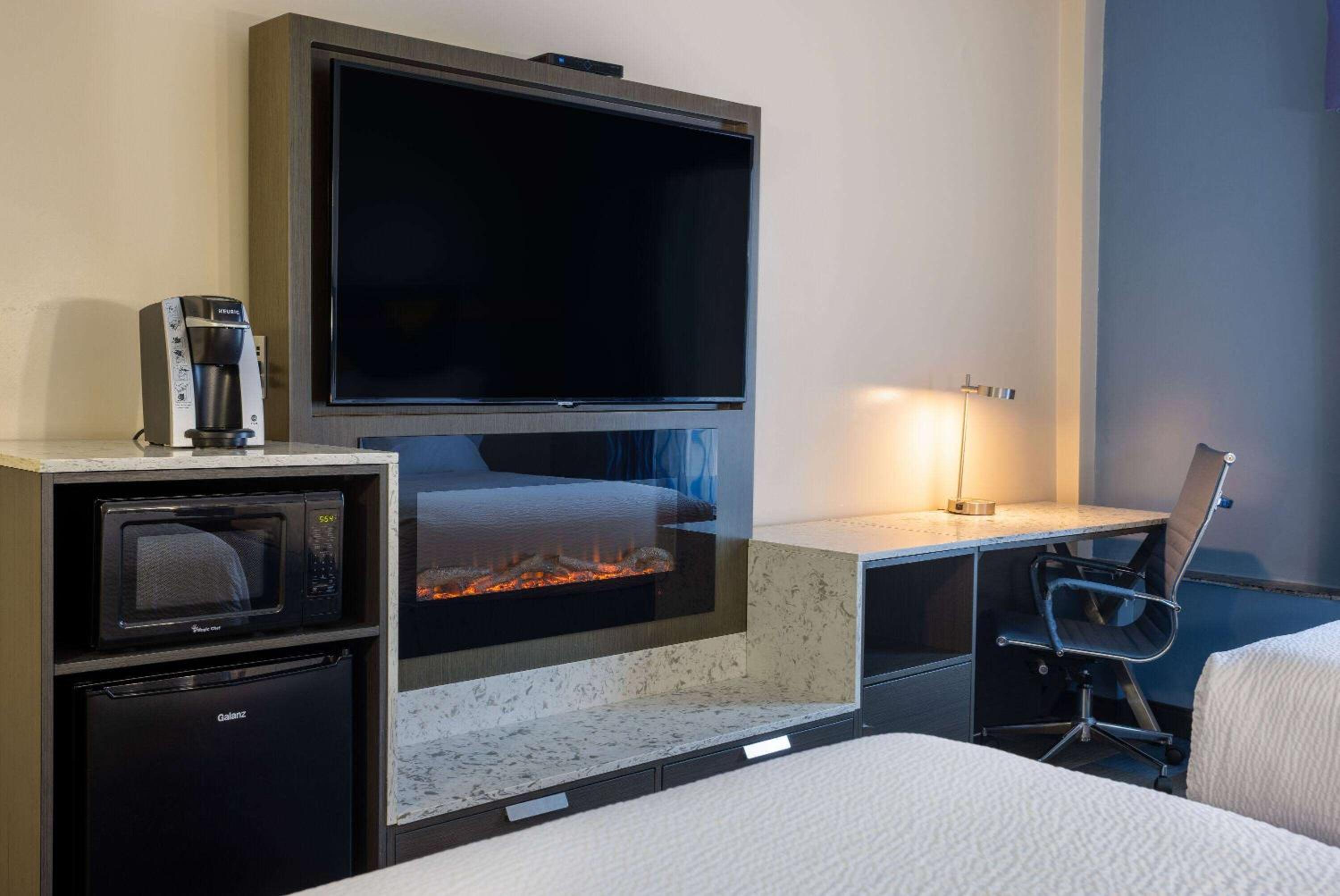 Deluxe Queen Room with Two Queen Beds - Non-Smoking