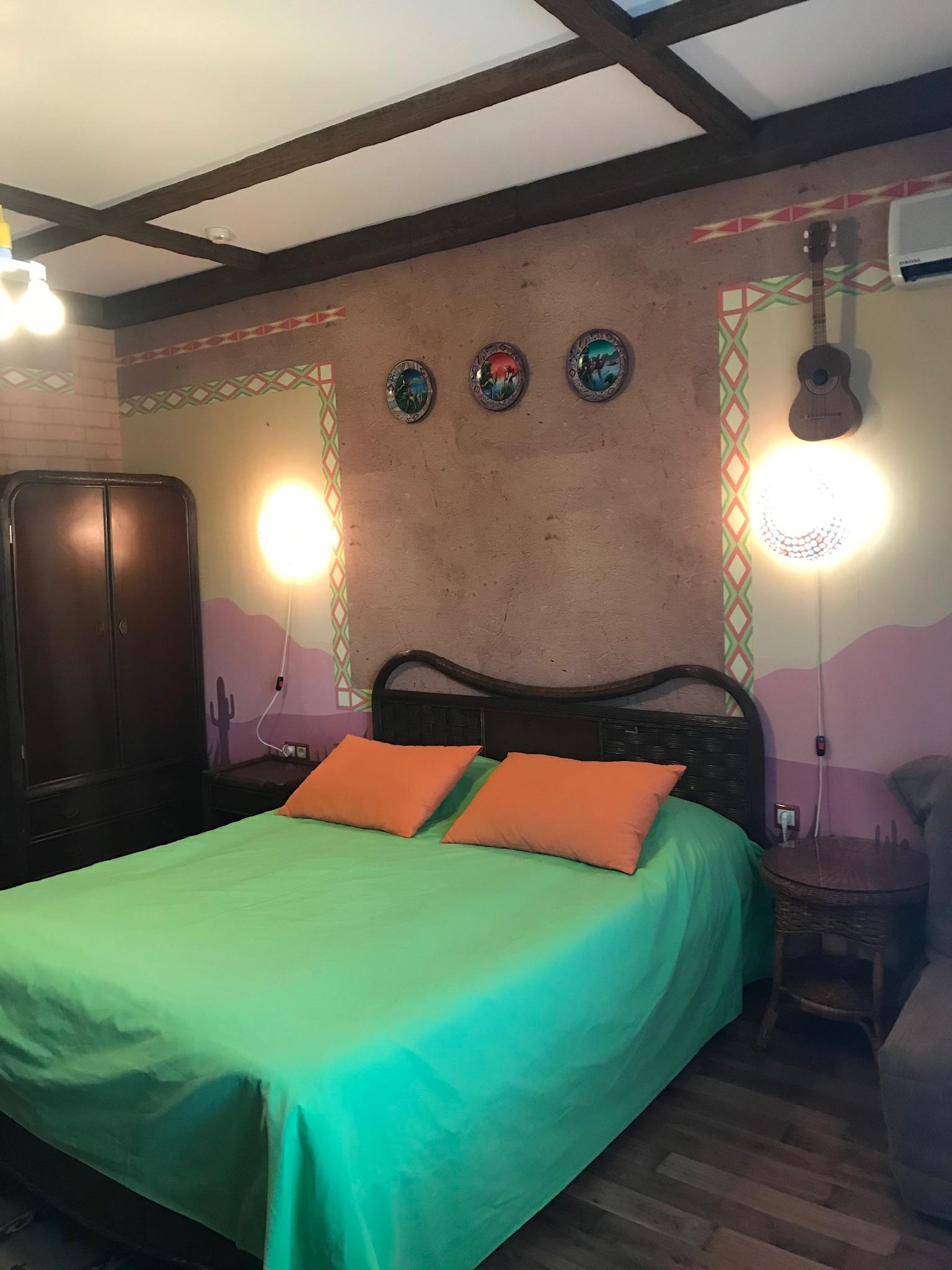 Двухместный номер с двуспальной кроватью и дополнительной кроватью