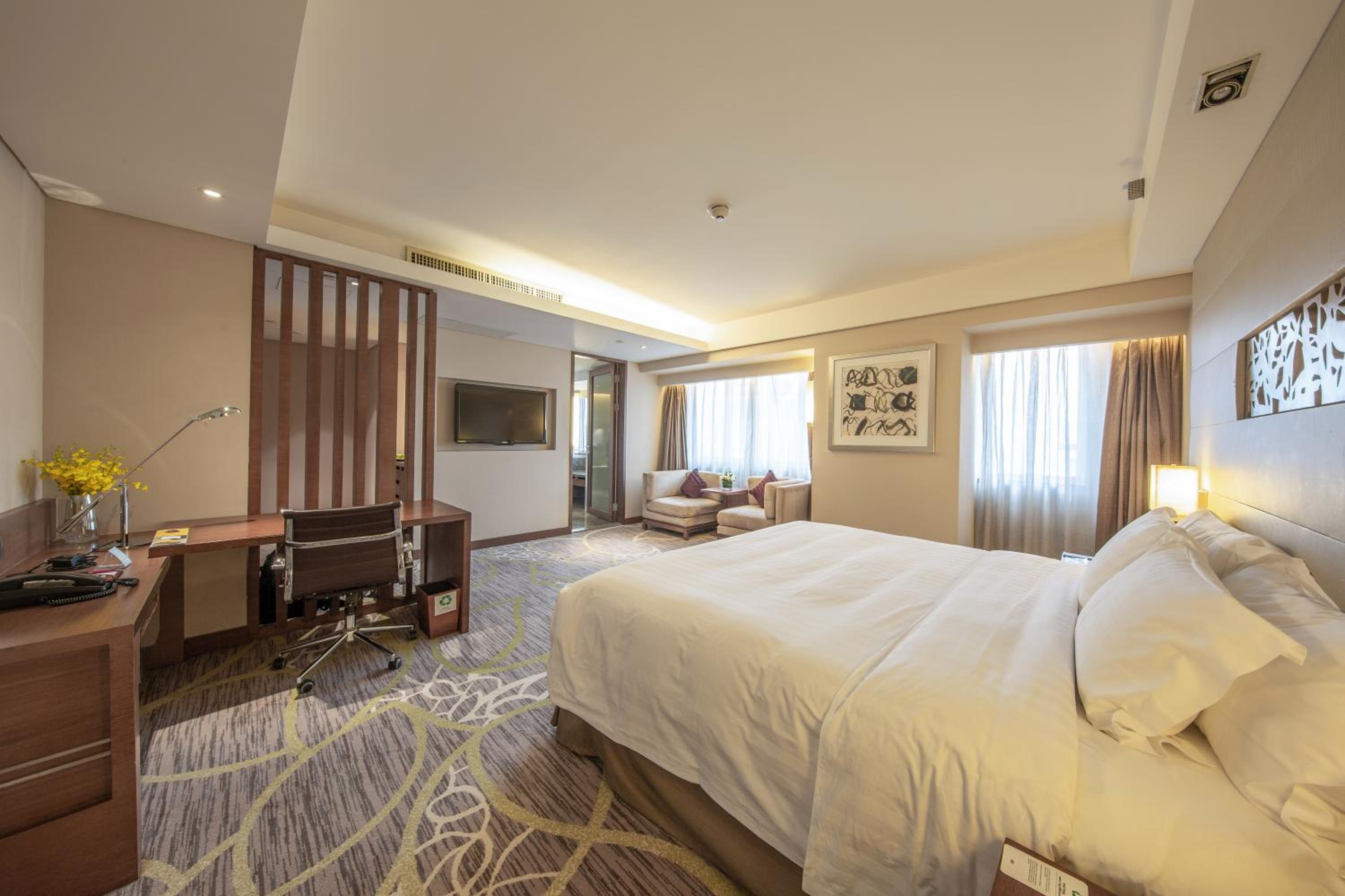 Premium King Room with City View - Lounge Access