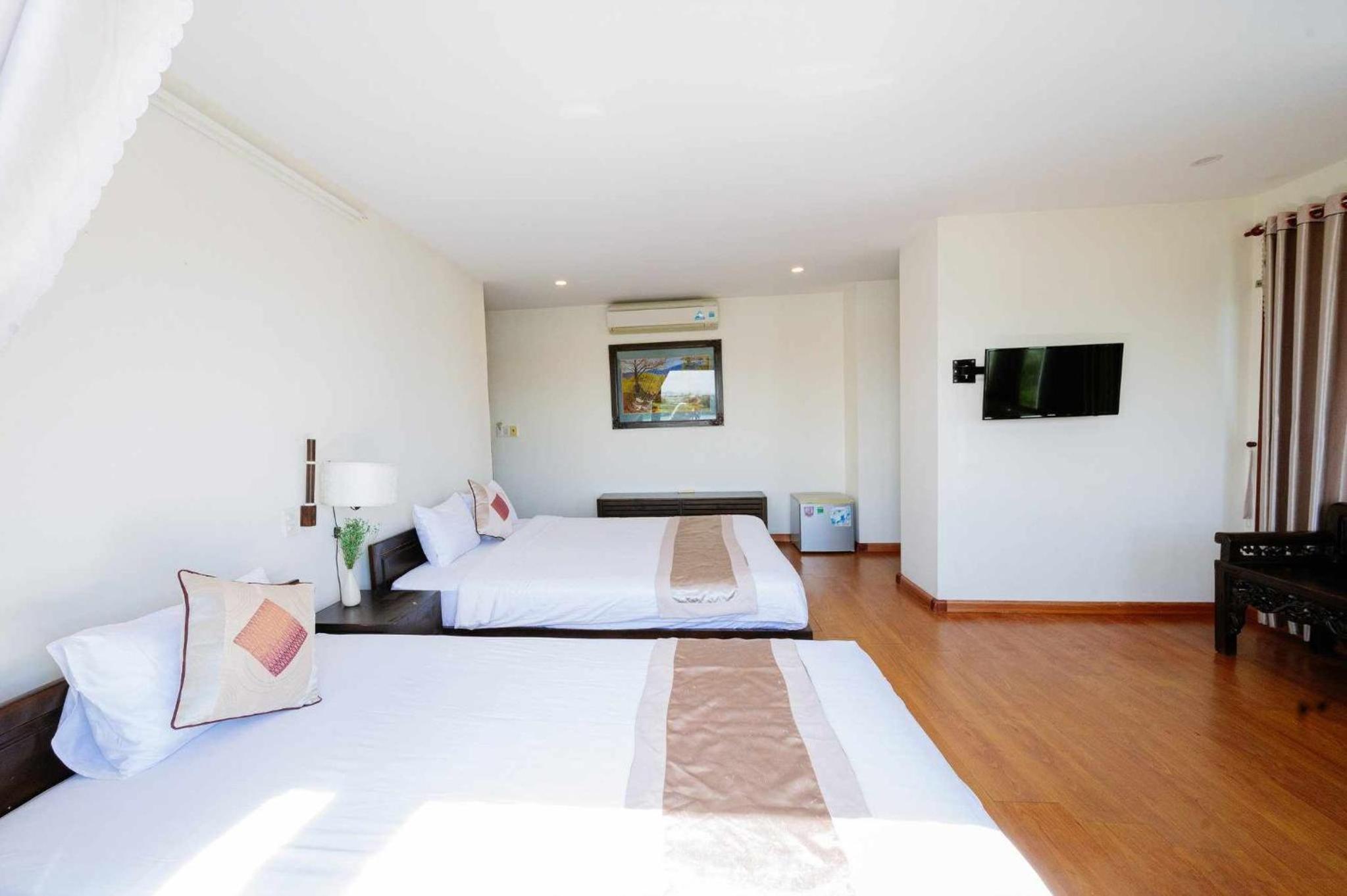 Family Room with Garden View