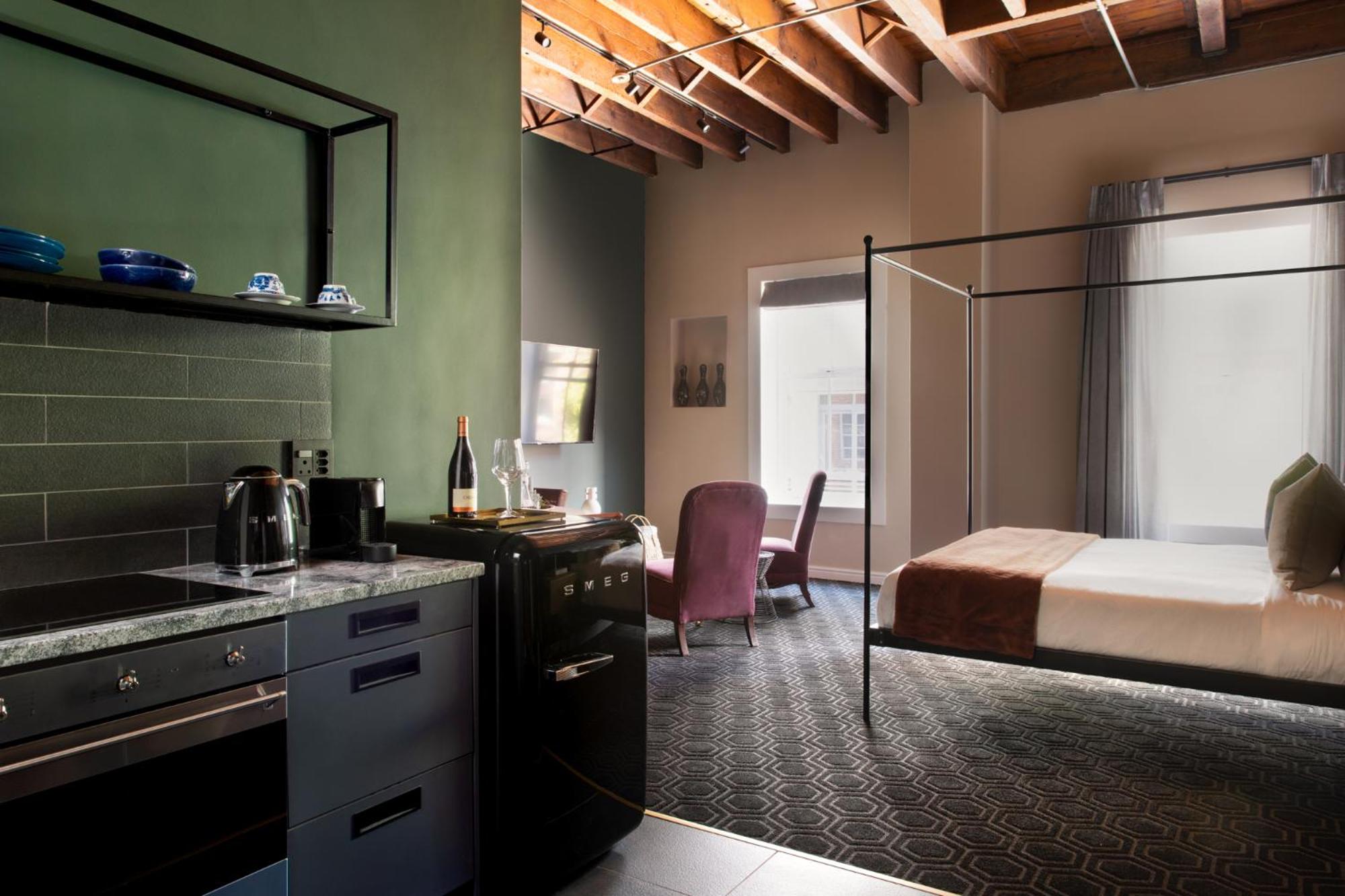 Deluxe King Room with Four Poster Bed, Bath Tub and Kitchenette