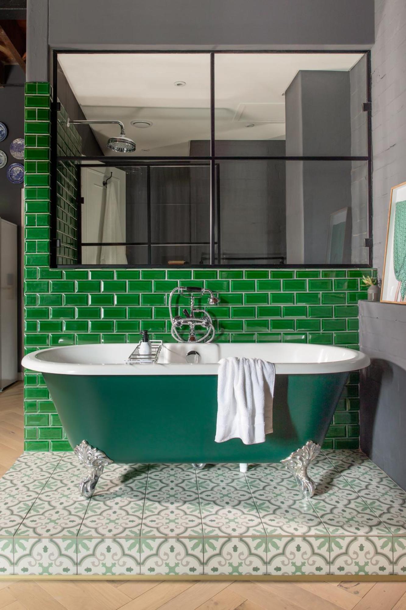 Deluxe King Room with Four Poster Bed, Bath Tub and Kitchenette