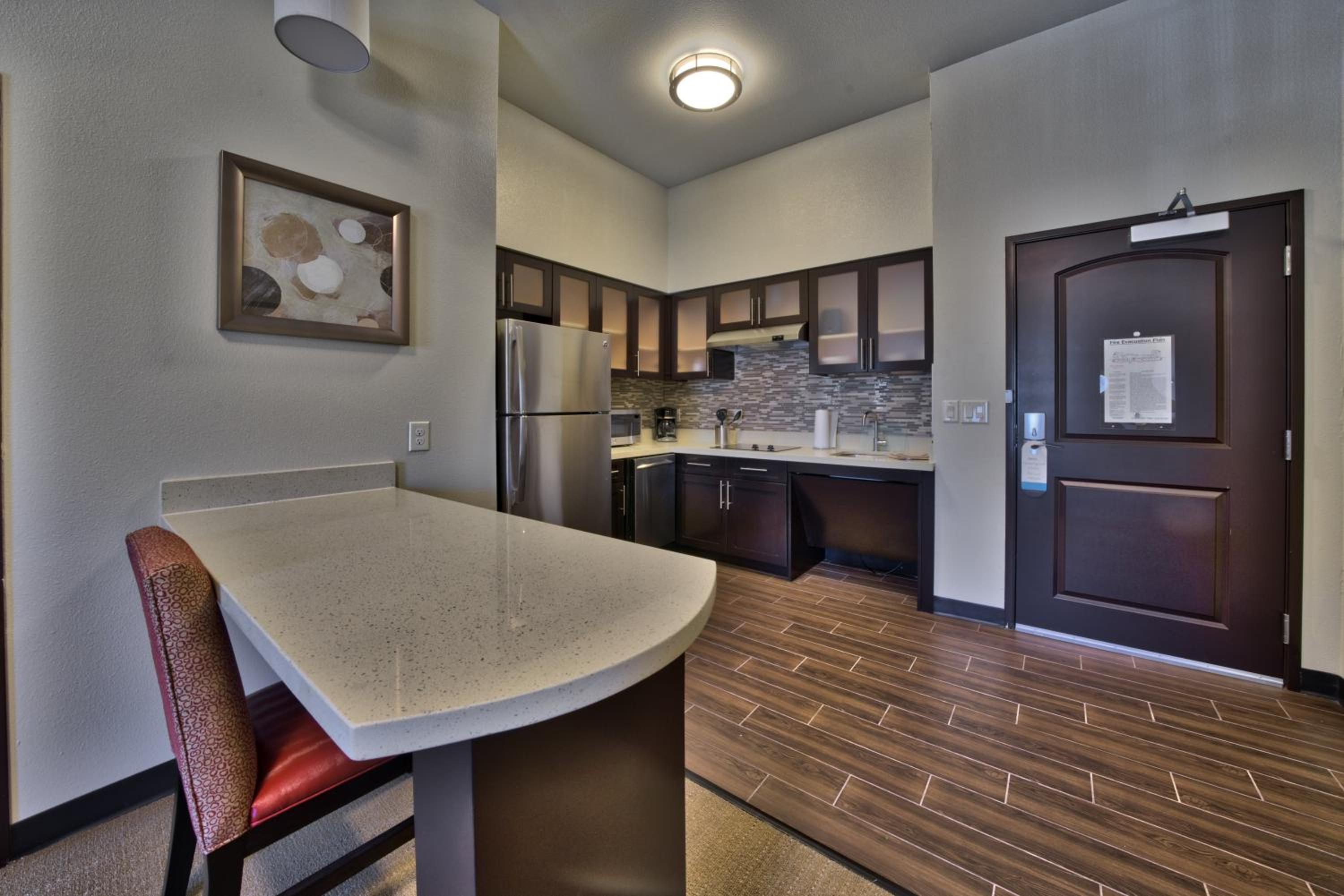 One Bedroom King Room with Hearing Accessibility - Non-Smoking