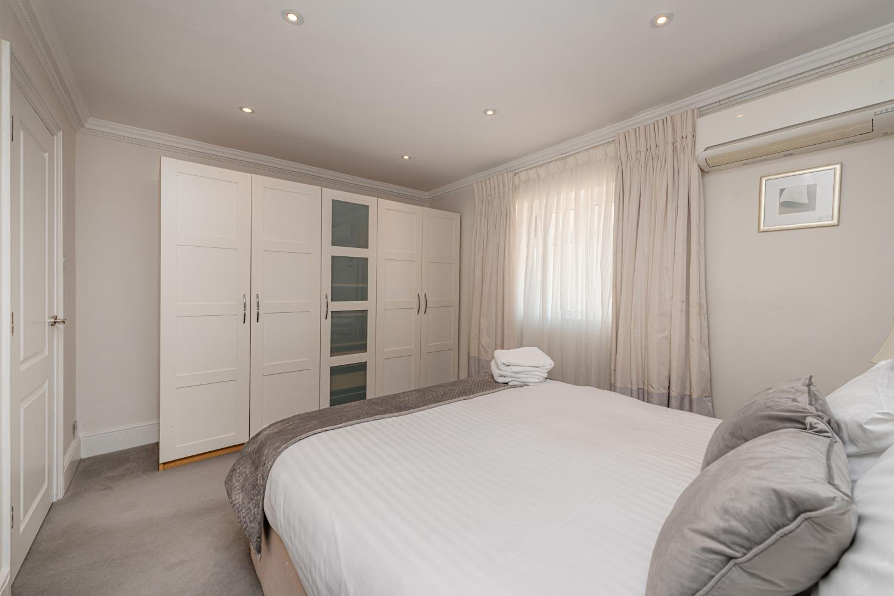 Superior One Bedroom Apartment