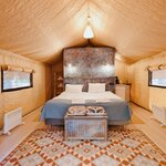 Лодж на холме с горячей купелью в Глэмп-отель Террасы