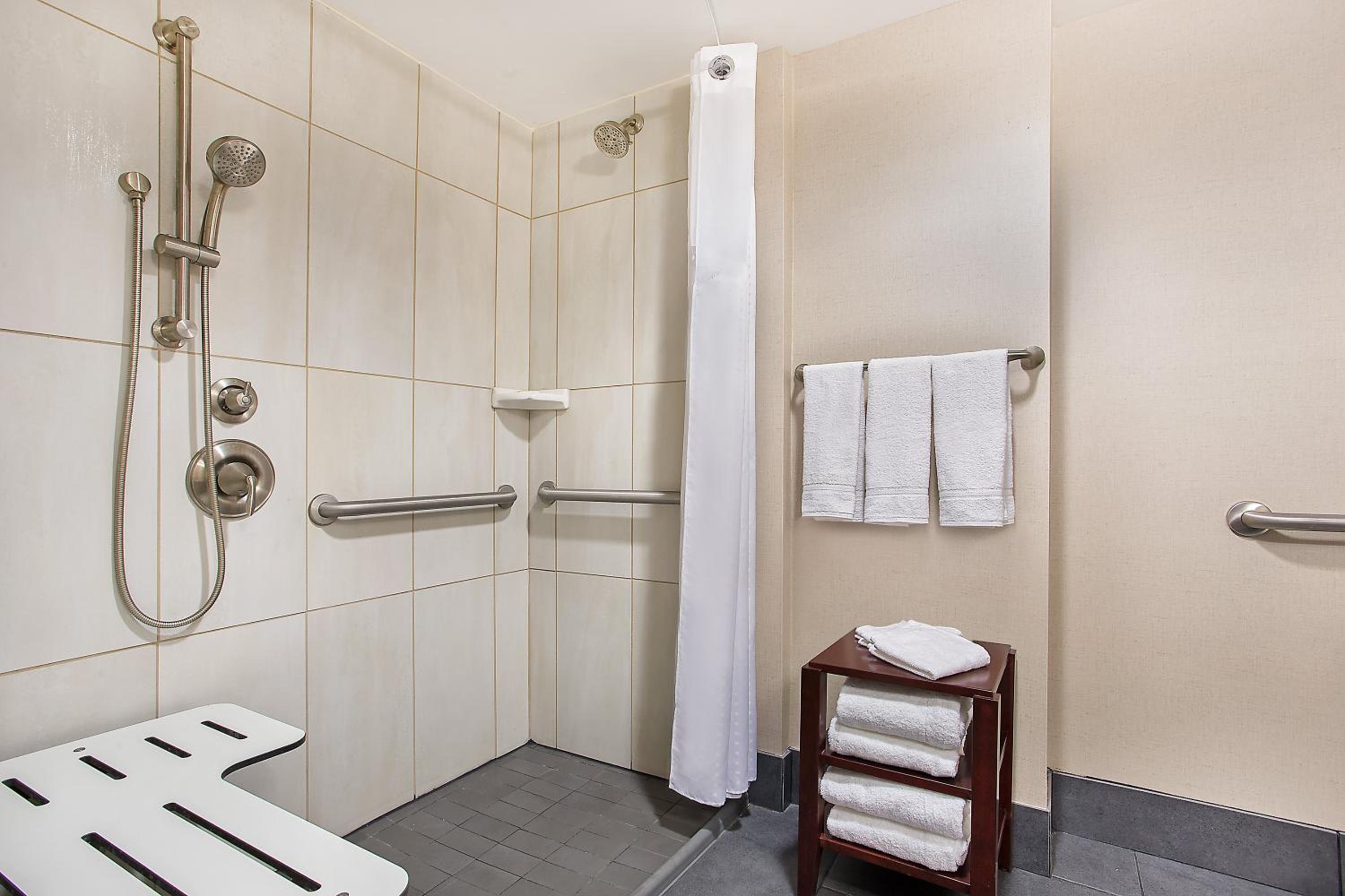 King Room - Mobility Access/Roll in Shower - Non-Smoking