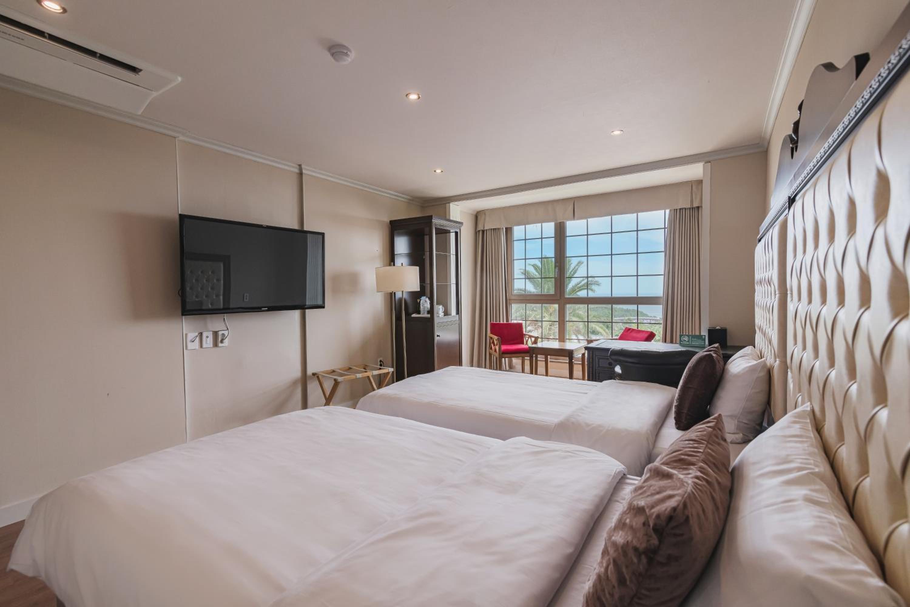 Standard Twin Room with Sea View