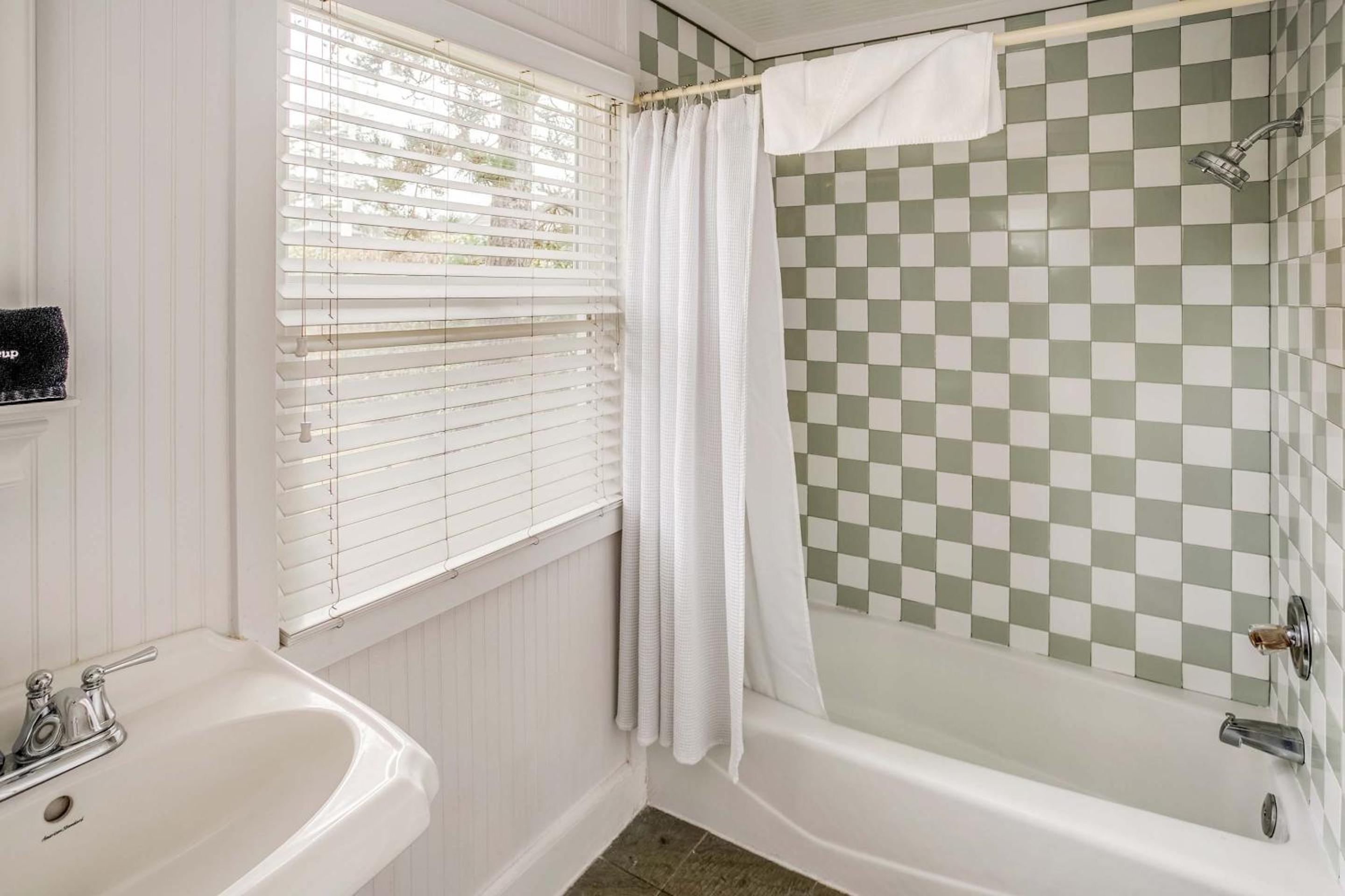 McBee Cottage - Grand Queen (Children and Pet Friendly)