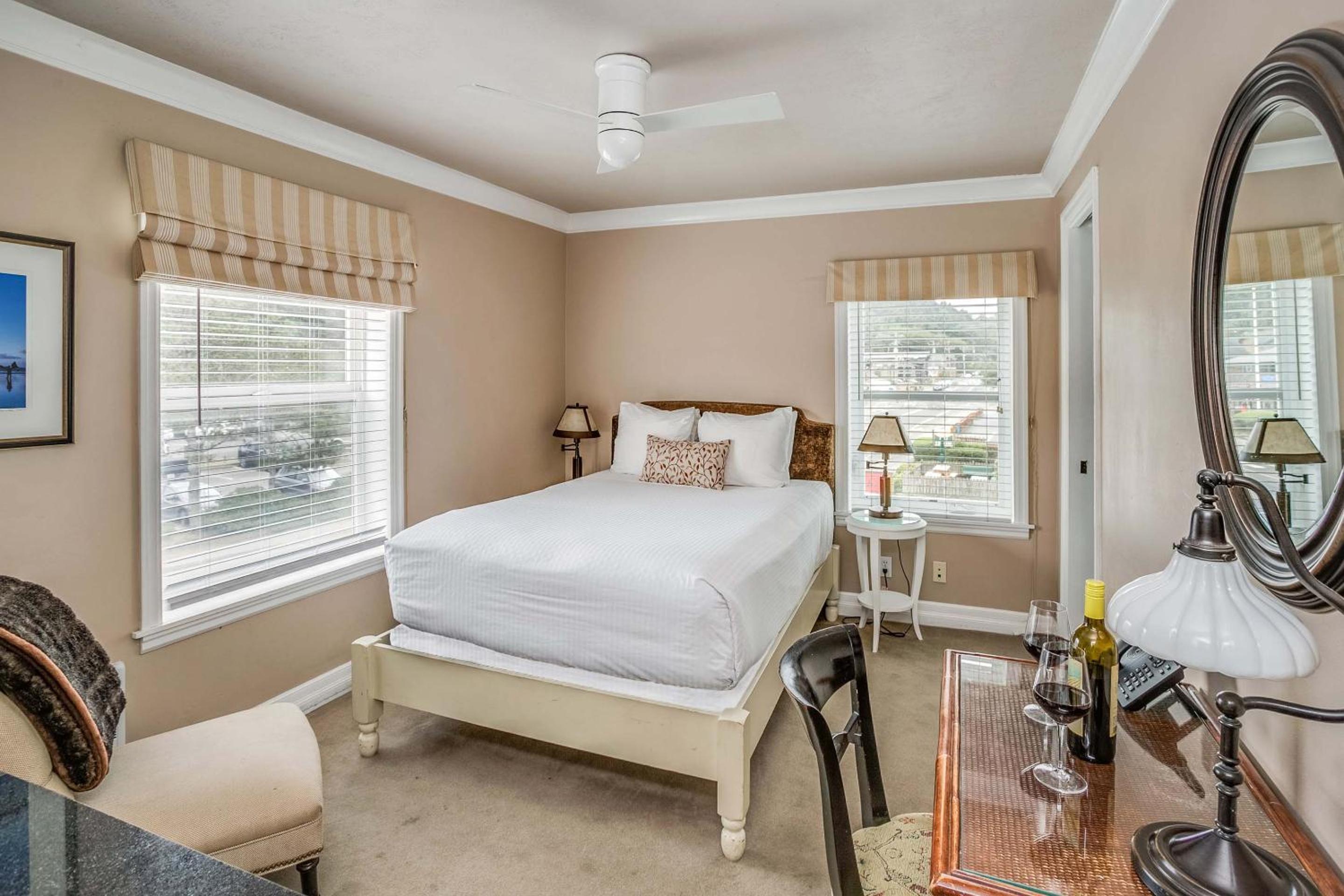 Cannon Beach Hotel - Standard Quarters (No Pets, No Kids)