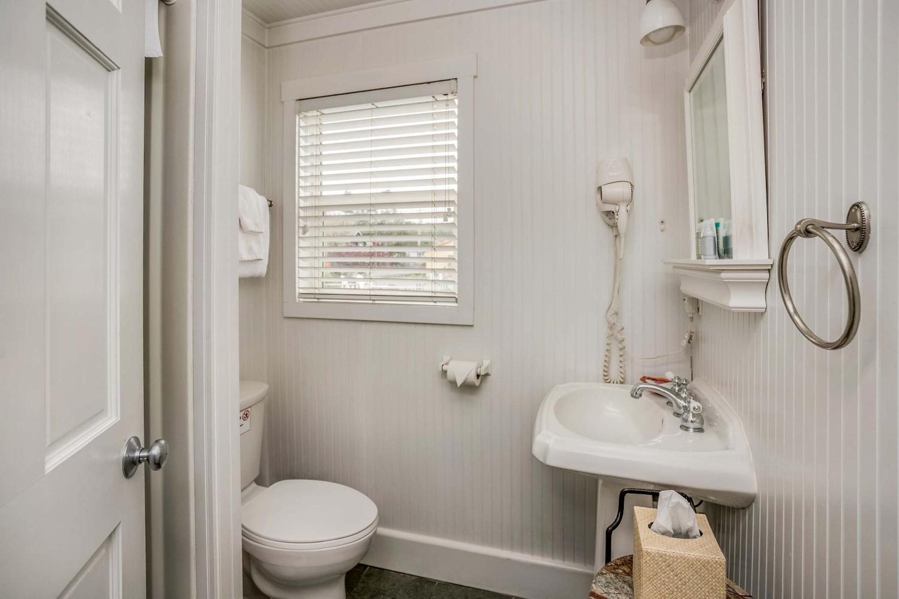 McBee Cottage - Standard Queen (Children and Pet Friendly)