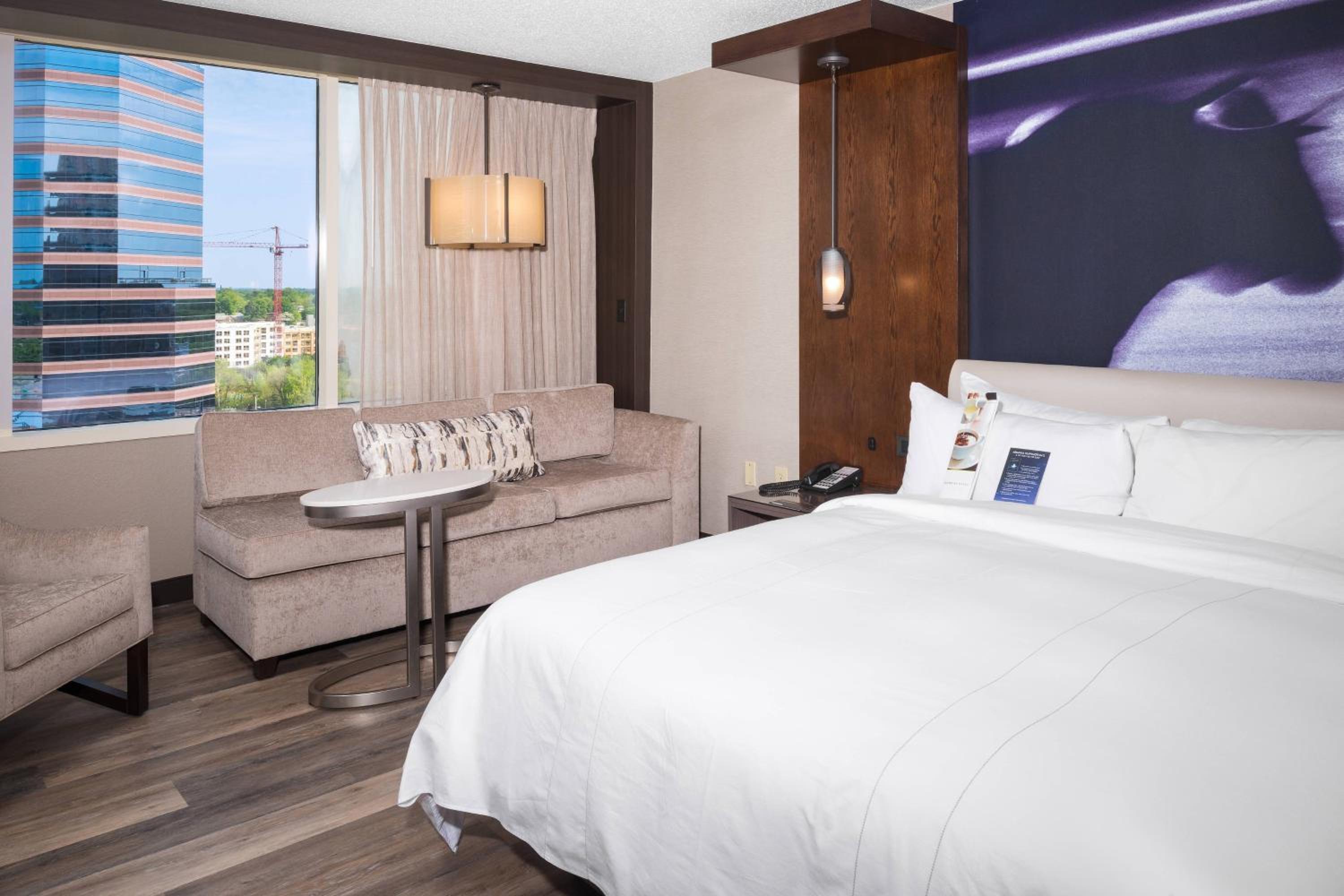 Larger Guest room, 1 King