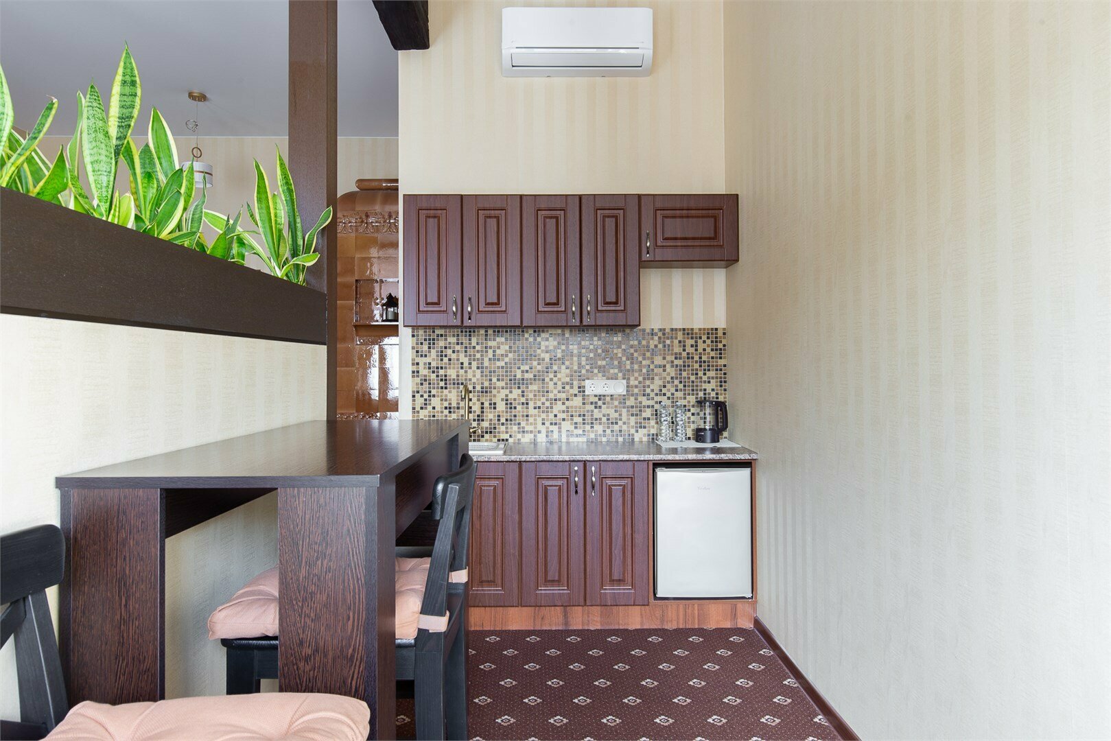 Апартаменты с просторной спальней, обеденной зоной и балконом