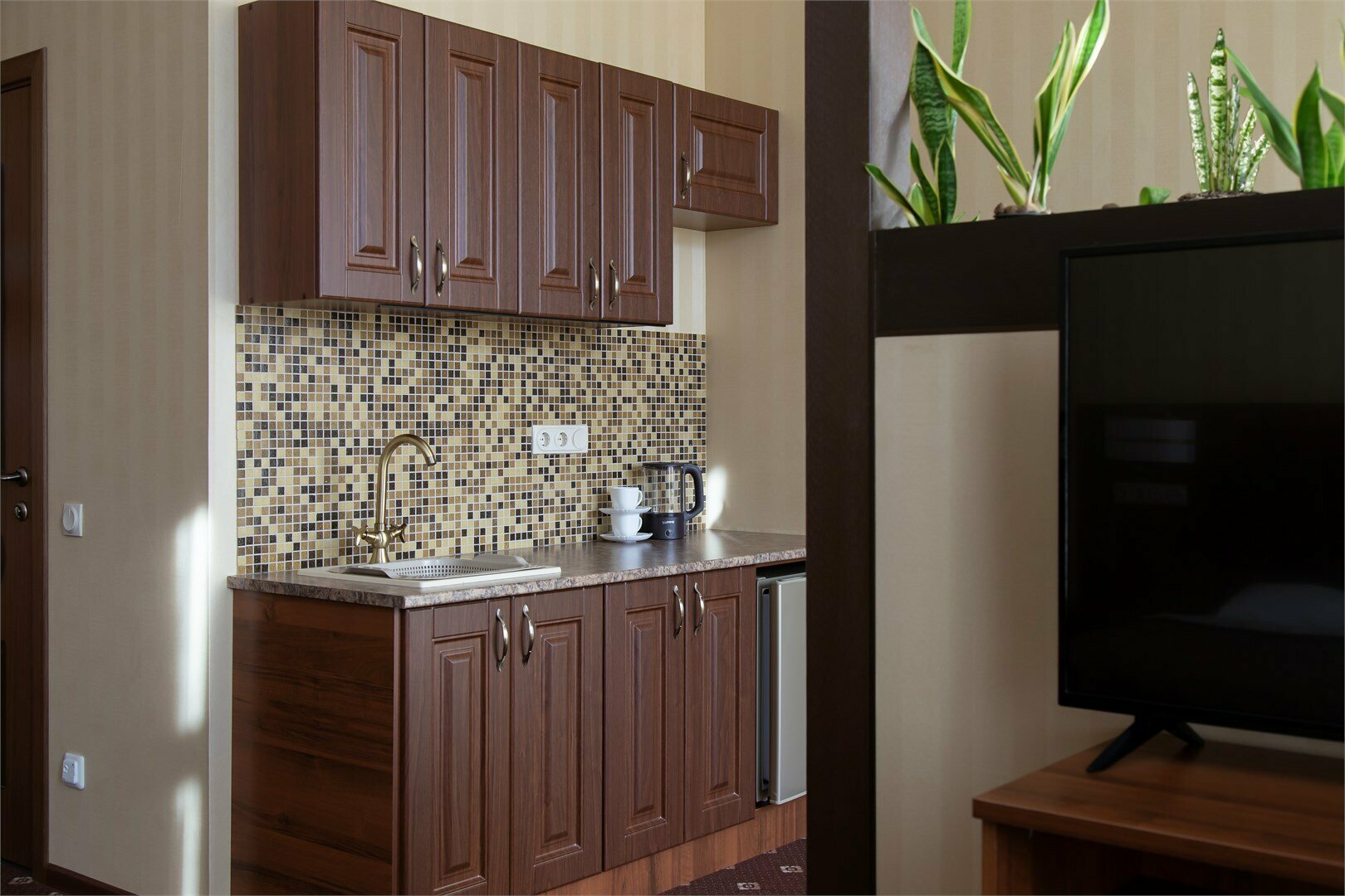 Апартаменты с просторной спальней, обеденной зоной и балконом