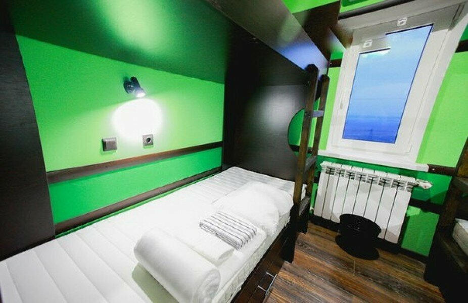 Кровать в общем номере для мужчин с 4 кроватями