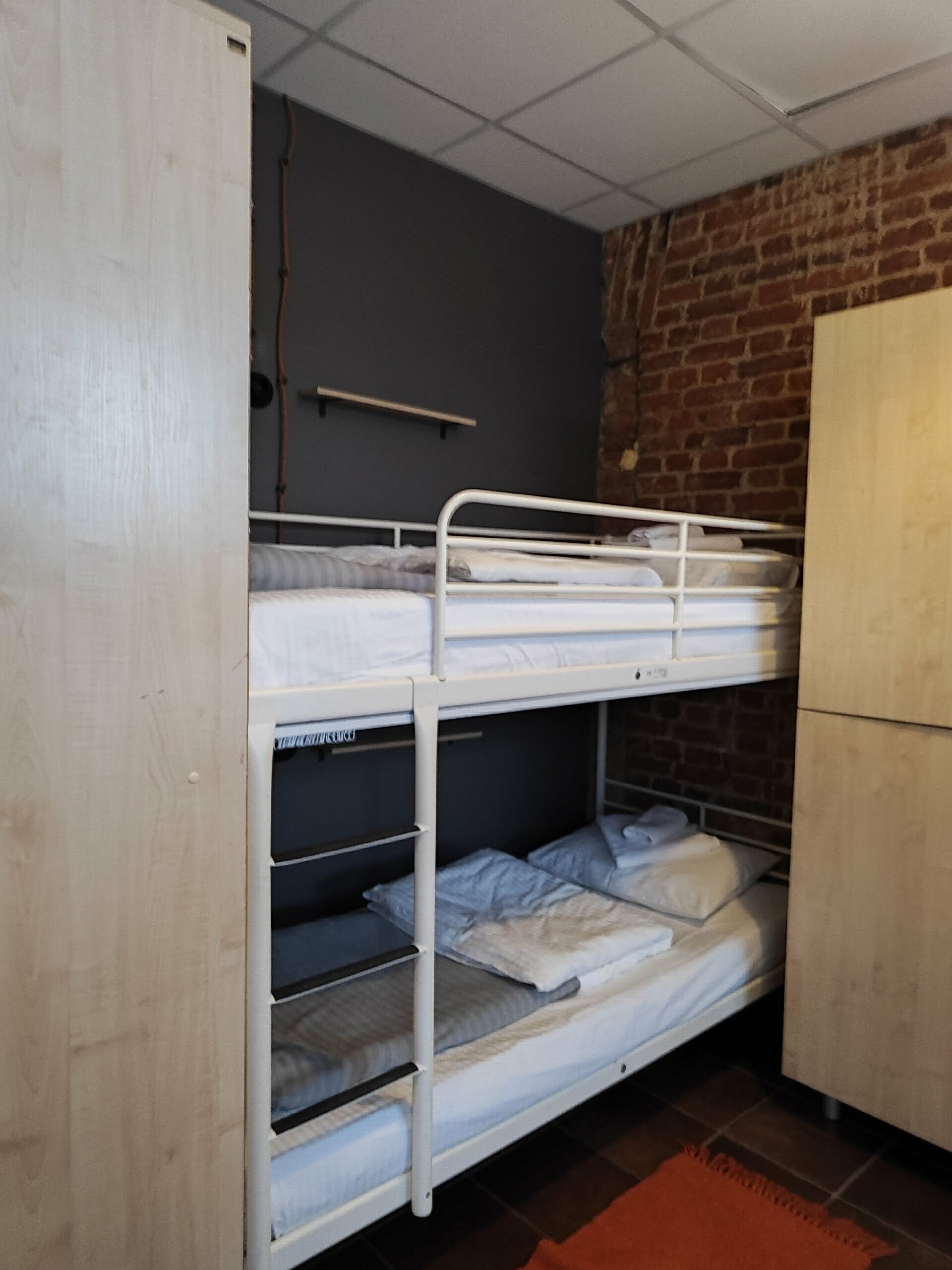 Кровать в мужском шестиместном номере