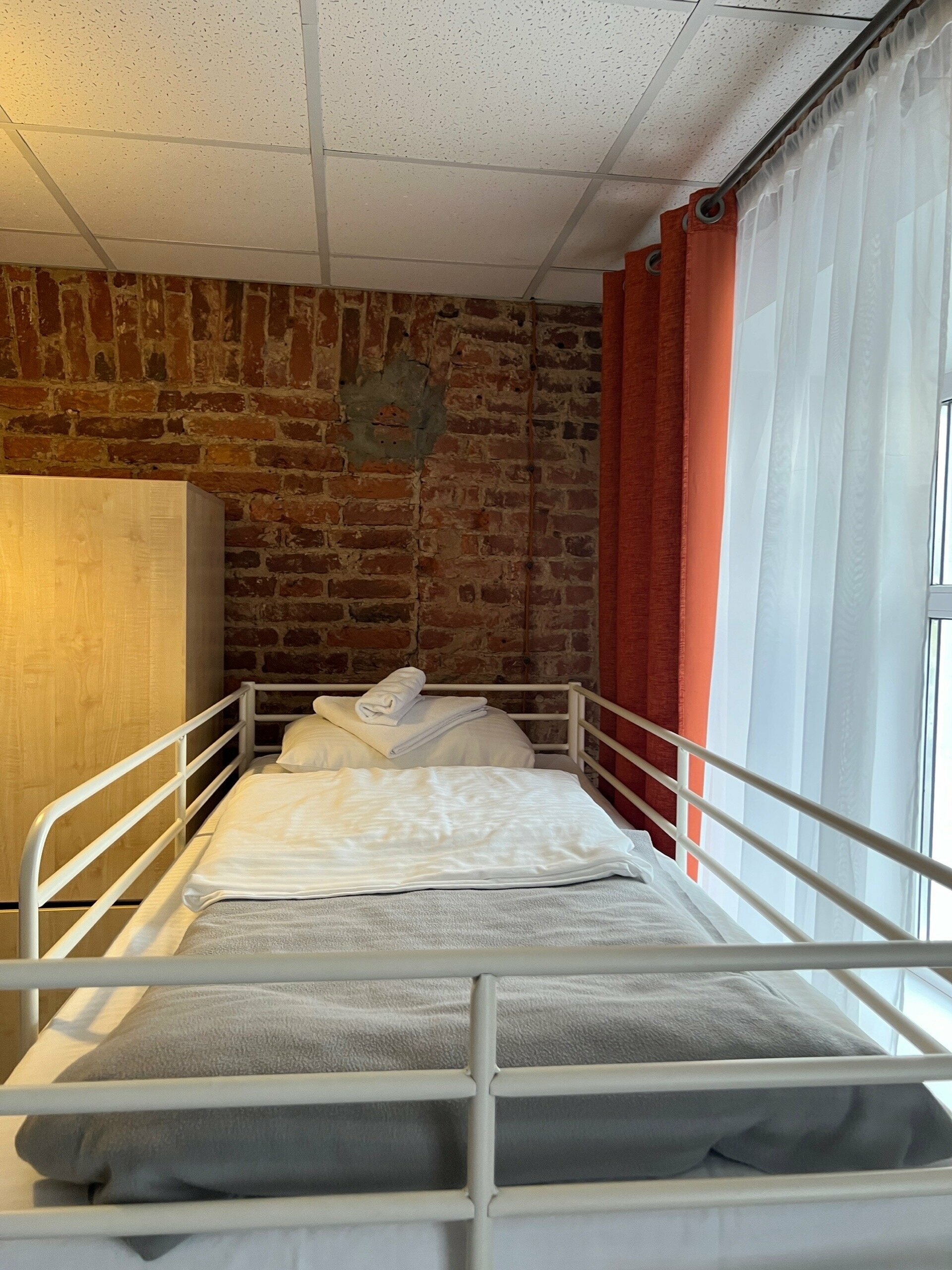 Кровать в мужском шестиместном номере