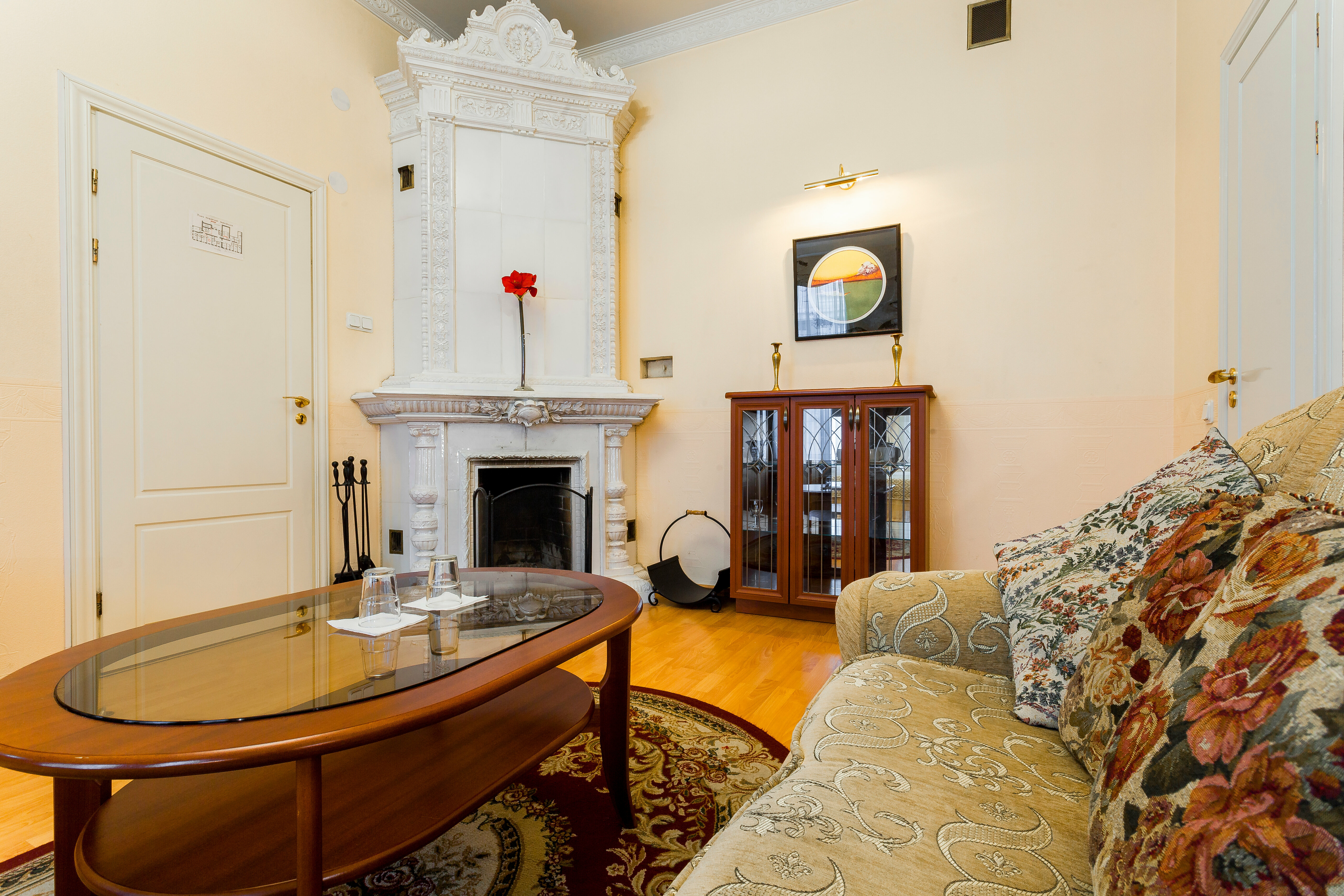 большая комната с камином