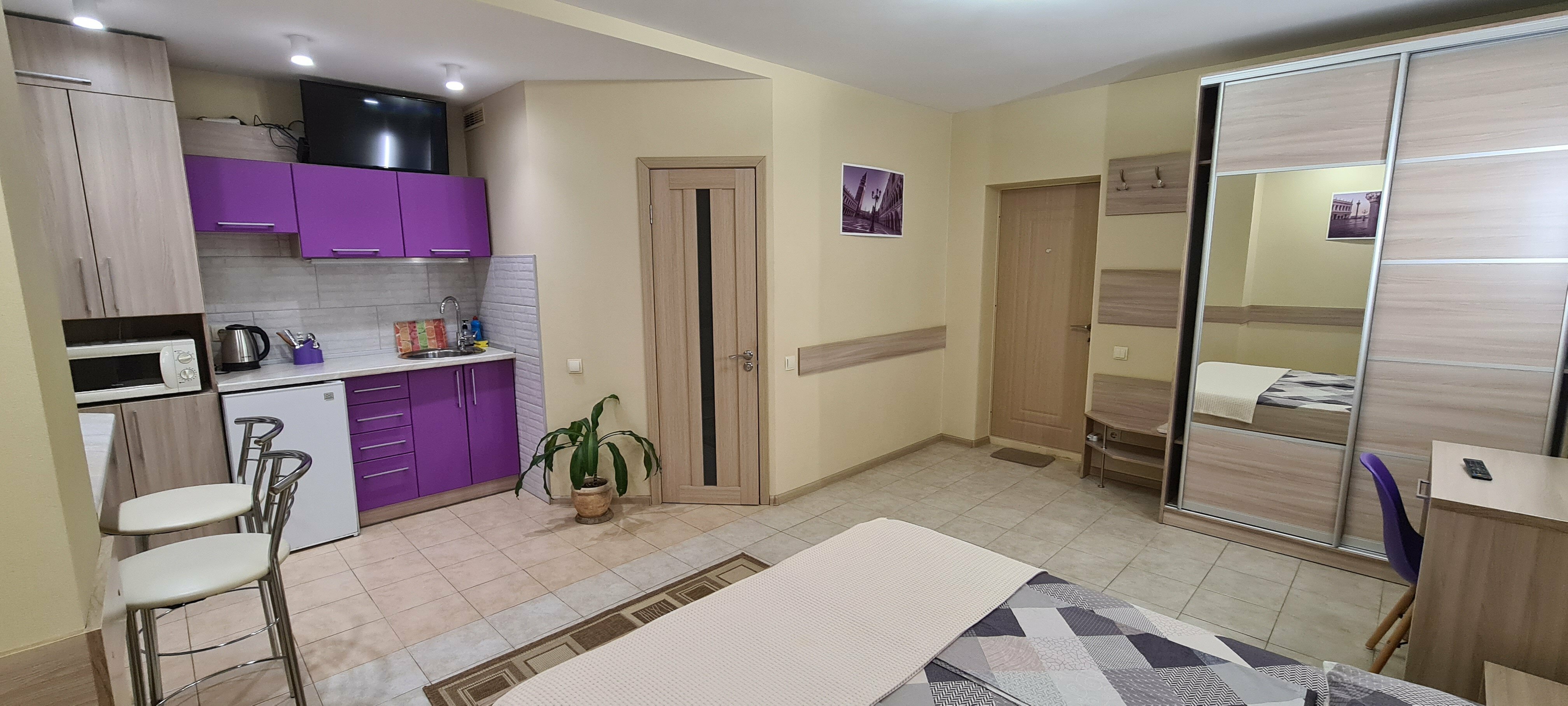 Стандарт "Фиолетовый" с  балконом с мини-кухней и с двуспальной кроватью