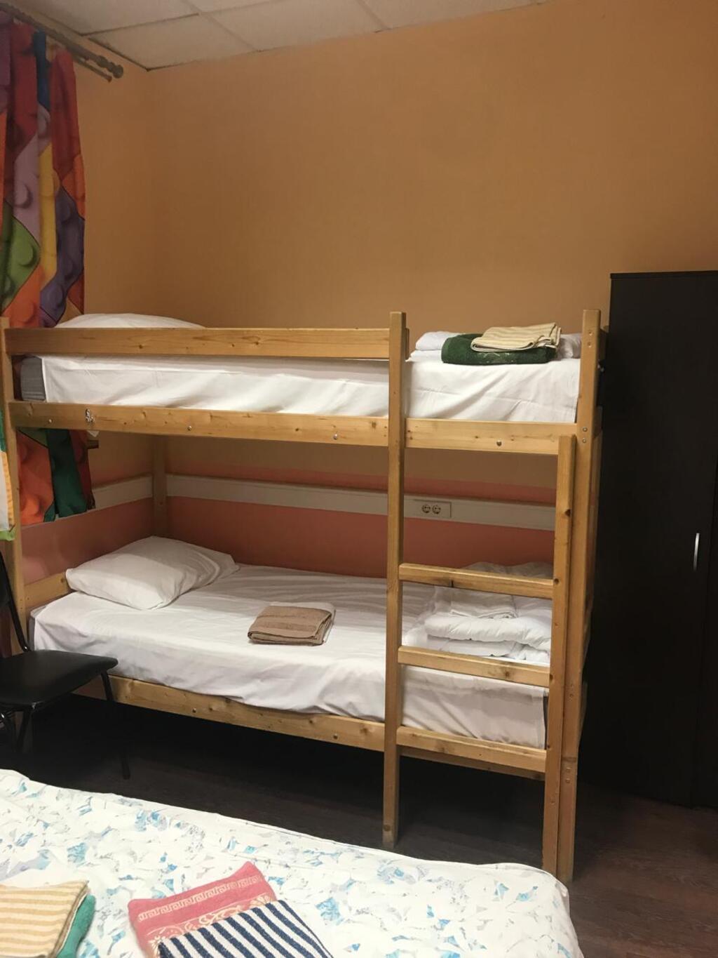 Семейный номер с общей ванной комнатой