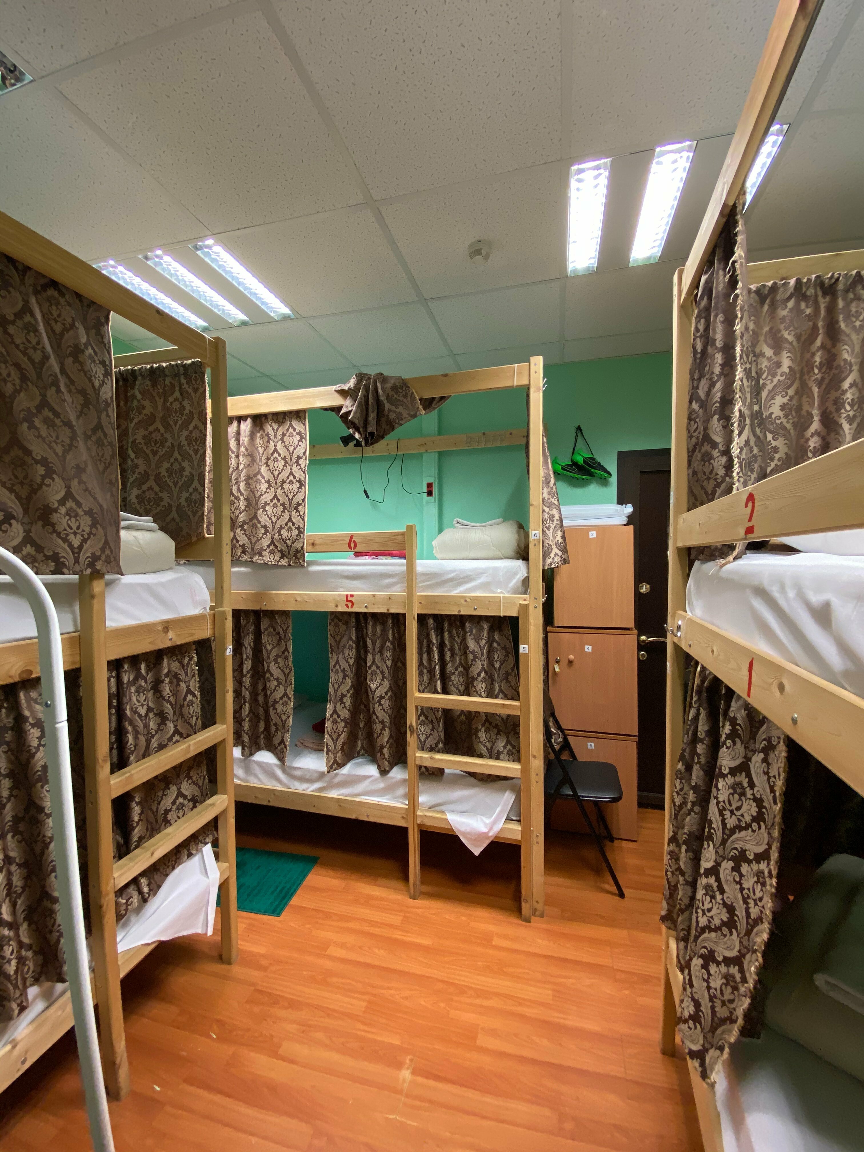 Кровать в общем 6-местном номере для мужчин и женщин