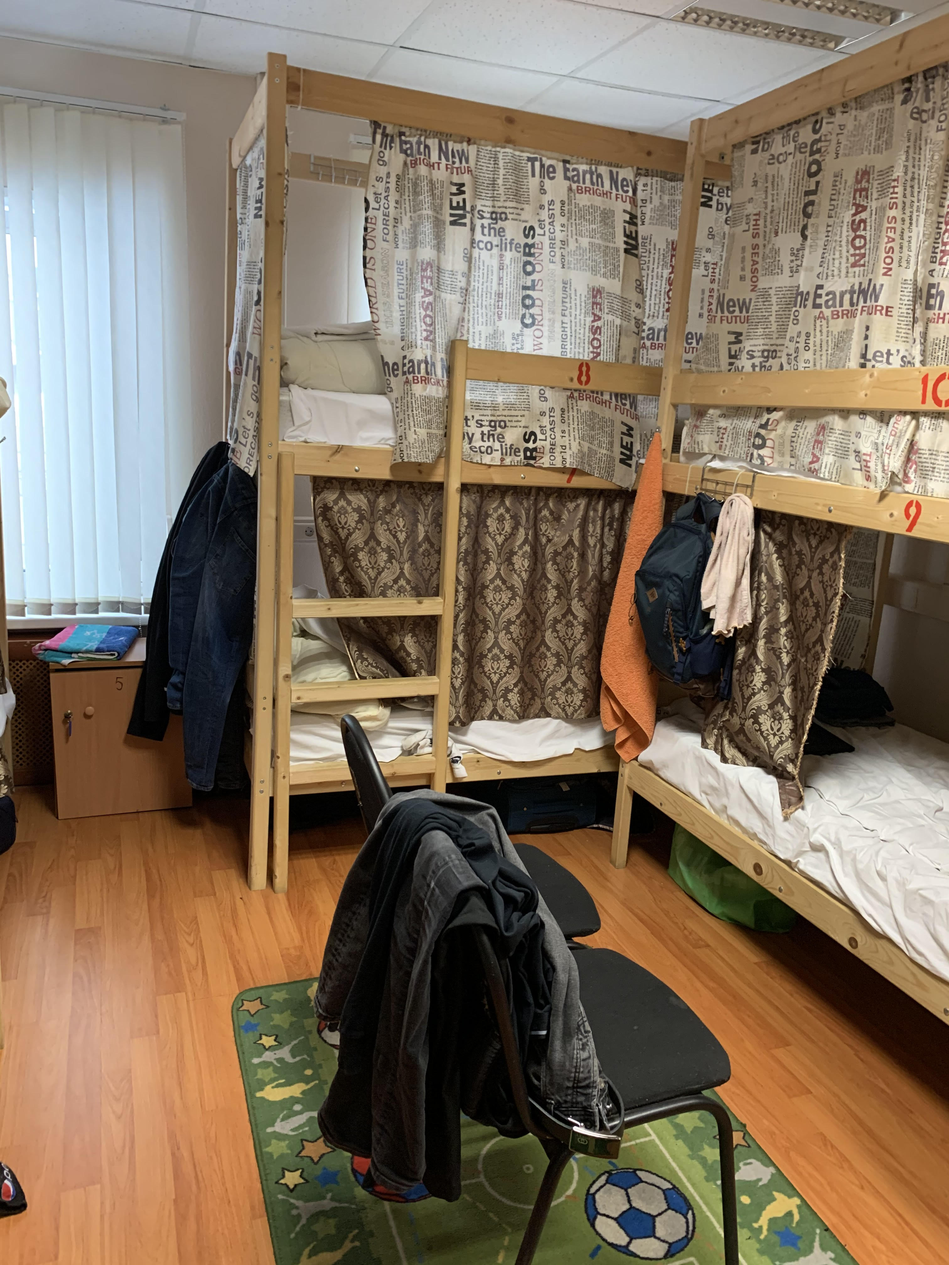 Кровать в общем 8-местном номере для мужчин