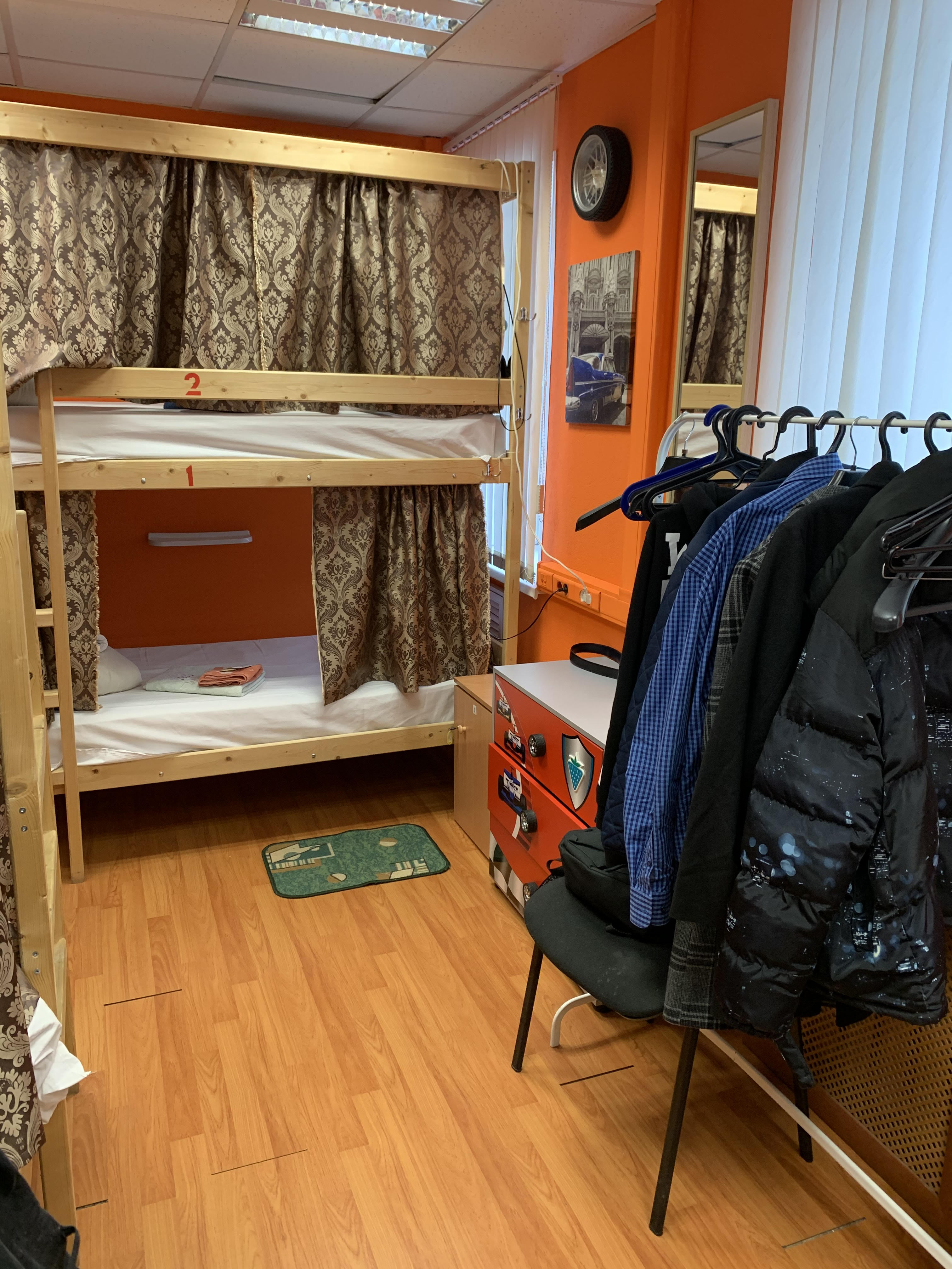 Кровать в общем 6-местном номере для мужчин