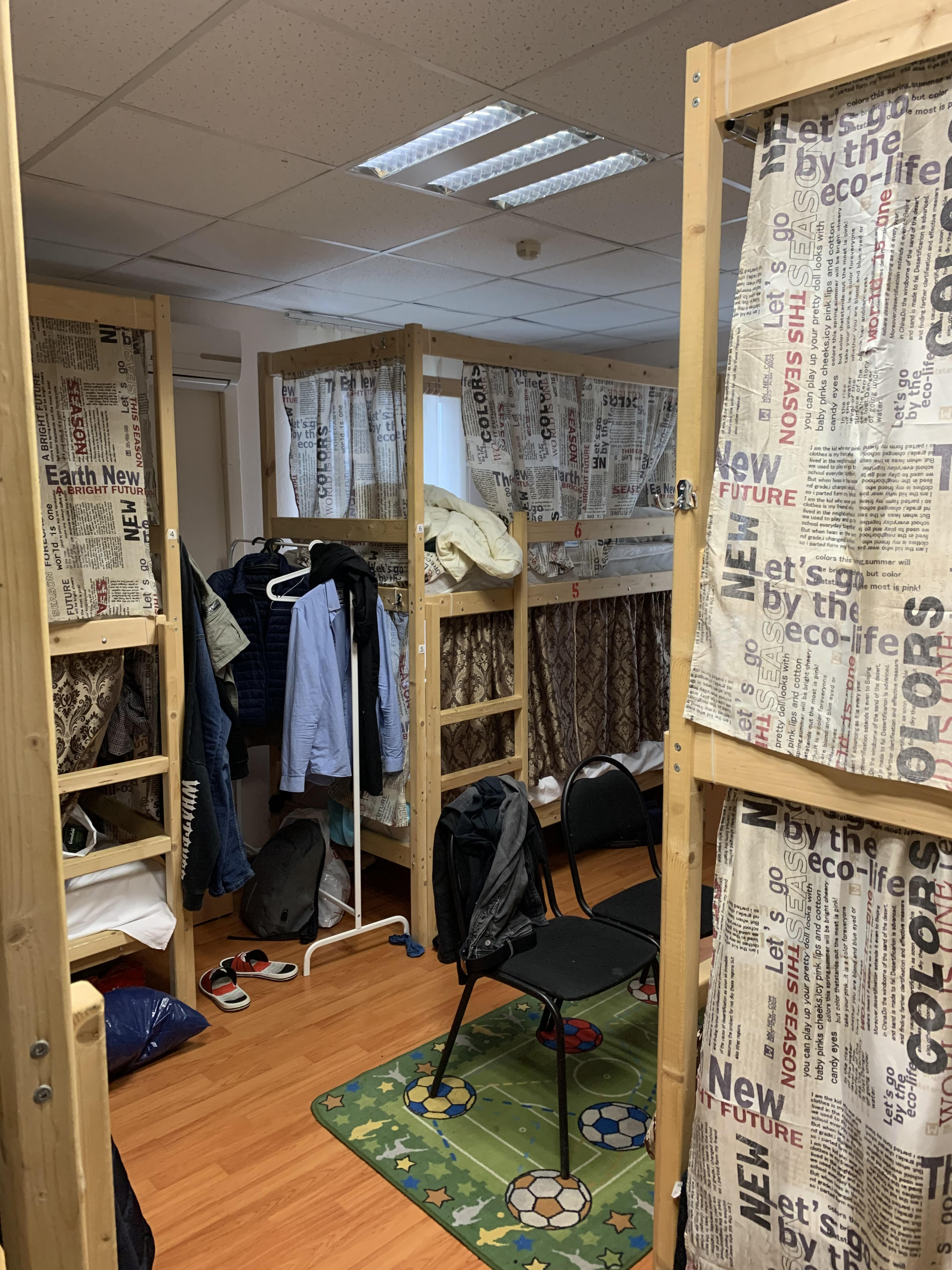 Кровать в общем 8-местном номере для мужчин