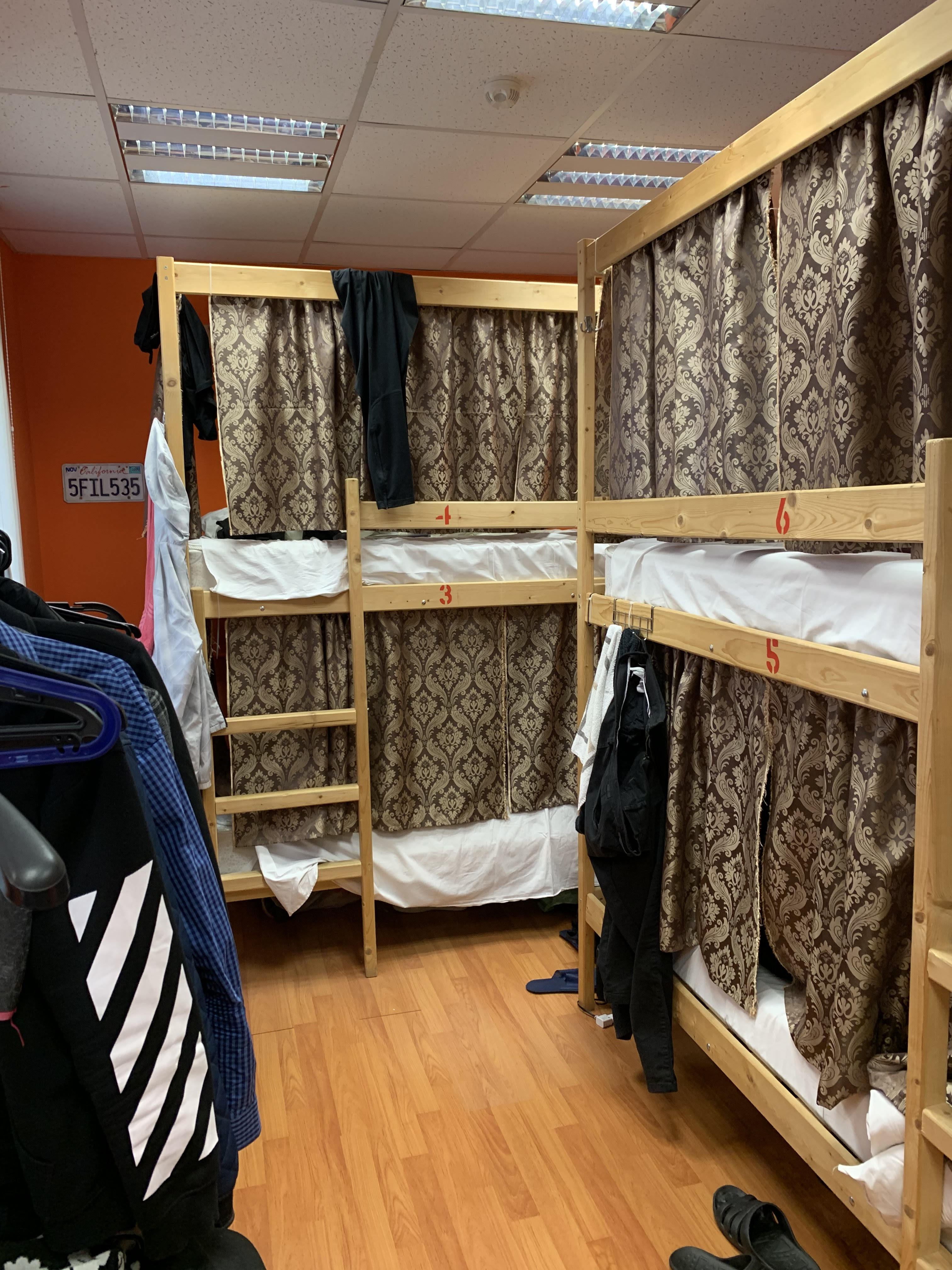 Кровать в общем 6-местном номере для мужчин