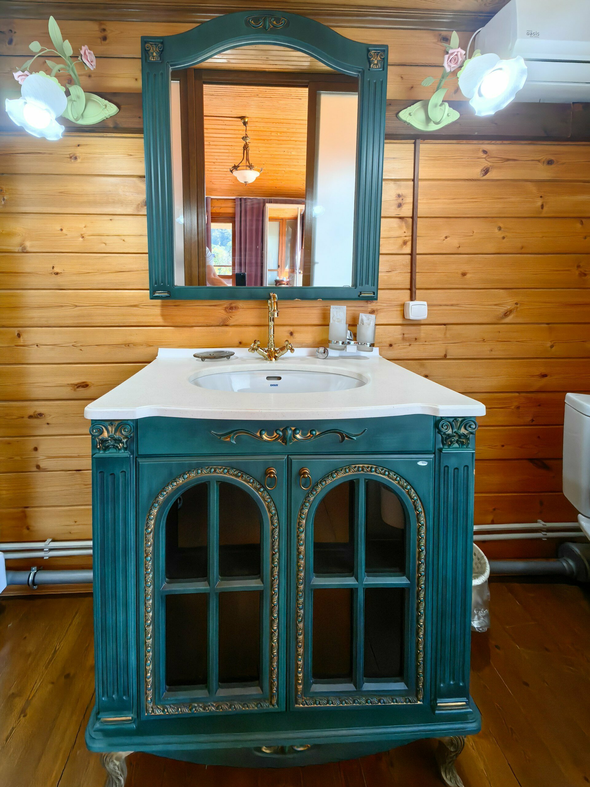 Панорамная комната с балконом