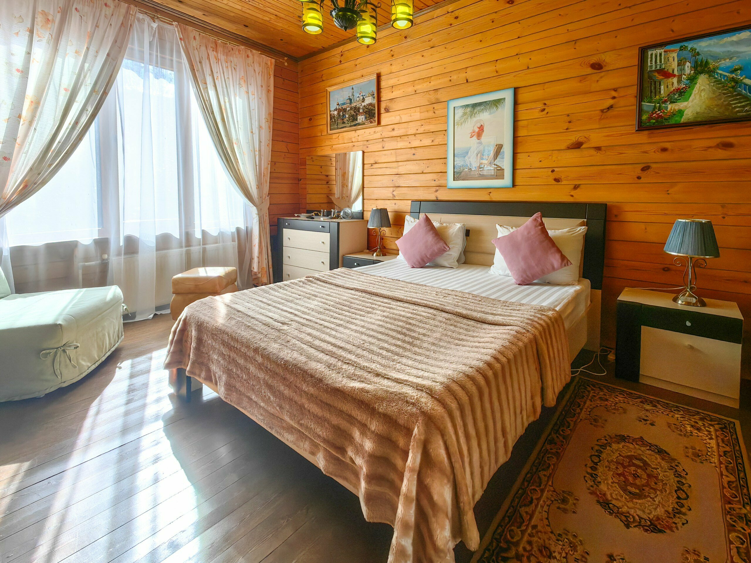 Комфортная трёхместная комната с видом на горы