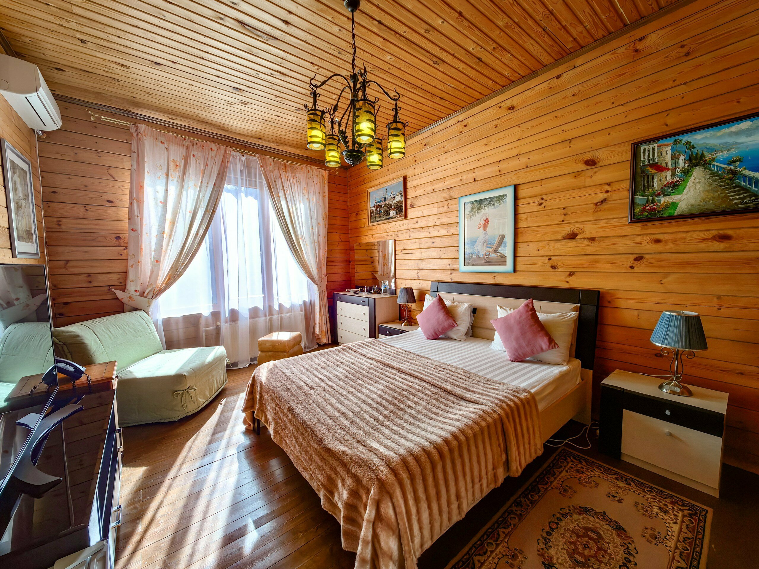 Комфортная трёхместная комната с видом на горы