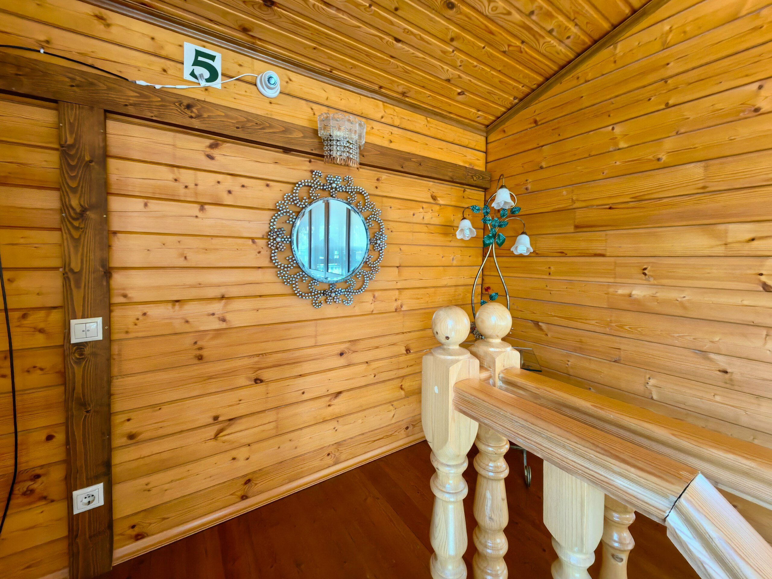 Панорамная комната с балконом