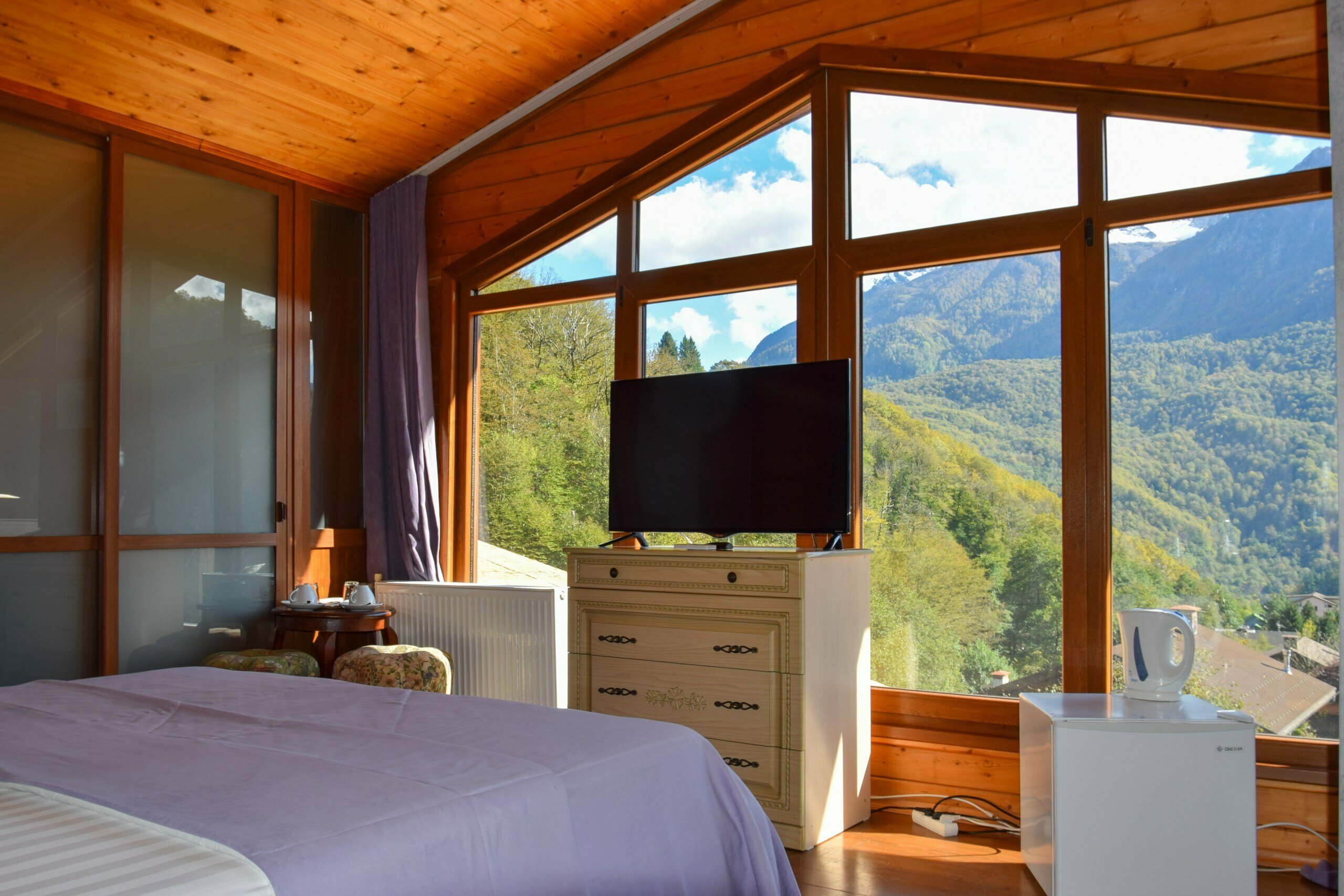 Панорамная комната с балконом